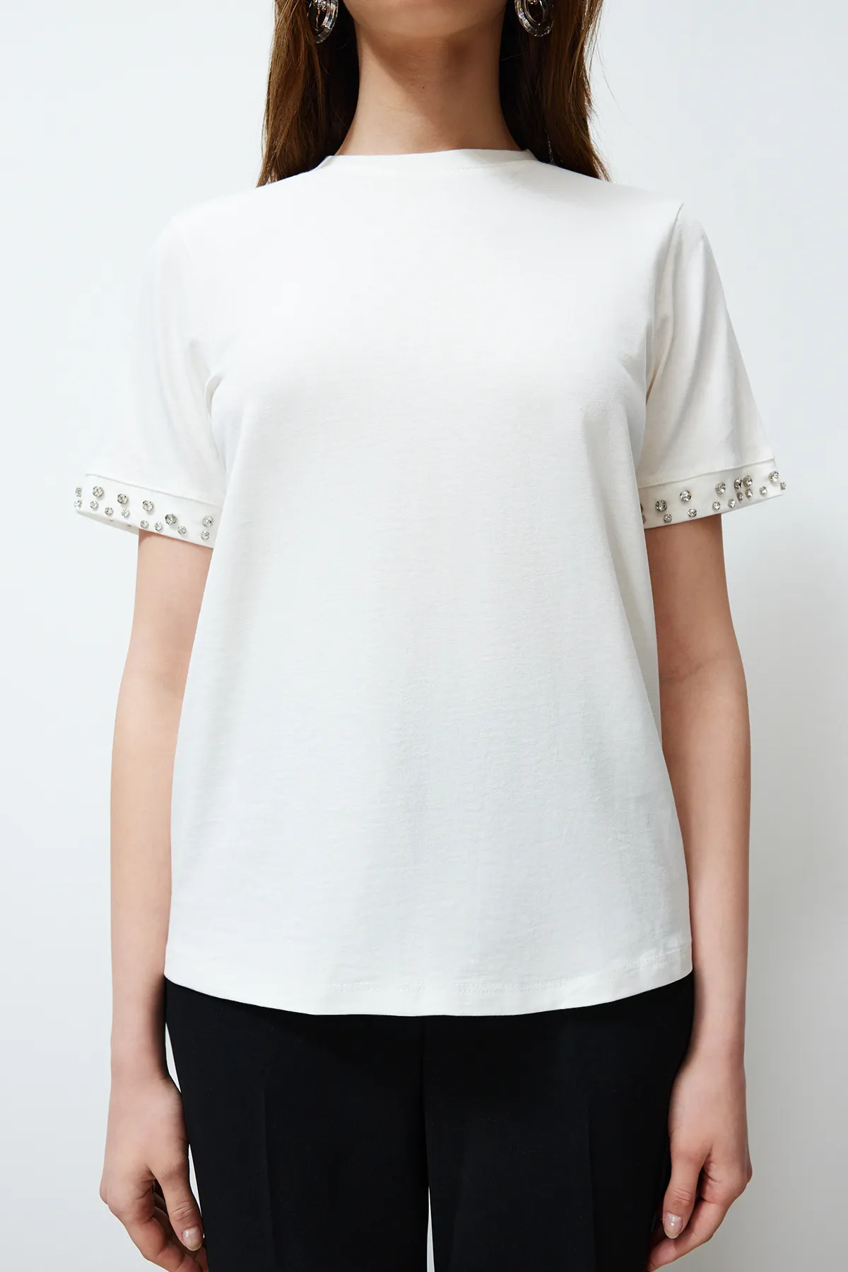 Trendyol Collection  White Stone Accessoire Detailliertes Strick-T-Shirt mit regelmäßigem Muster TWOSS24TS00070