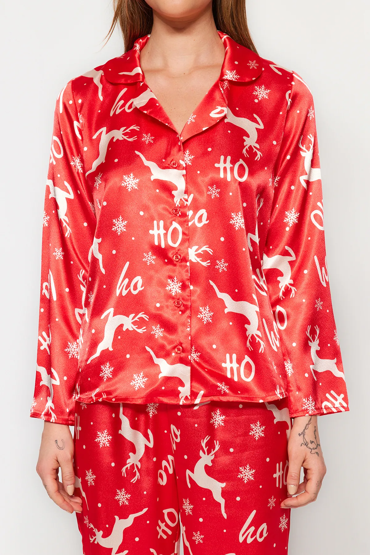 Trendyol Collection  Rotes, gewebtes Pyjama-Set aus Hemd und Hose aus Satin mit Neujahrsmotiv THMAW24PT00037