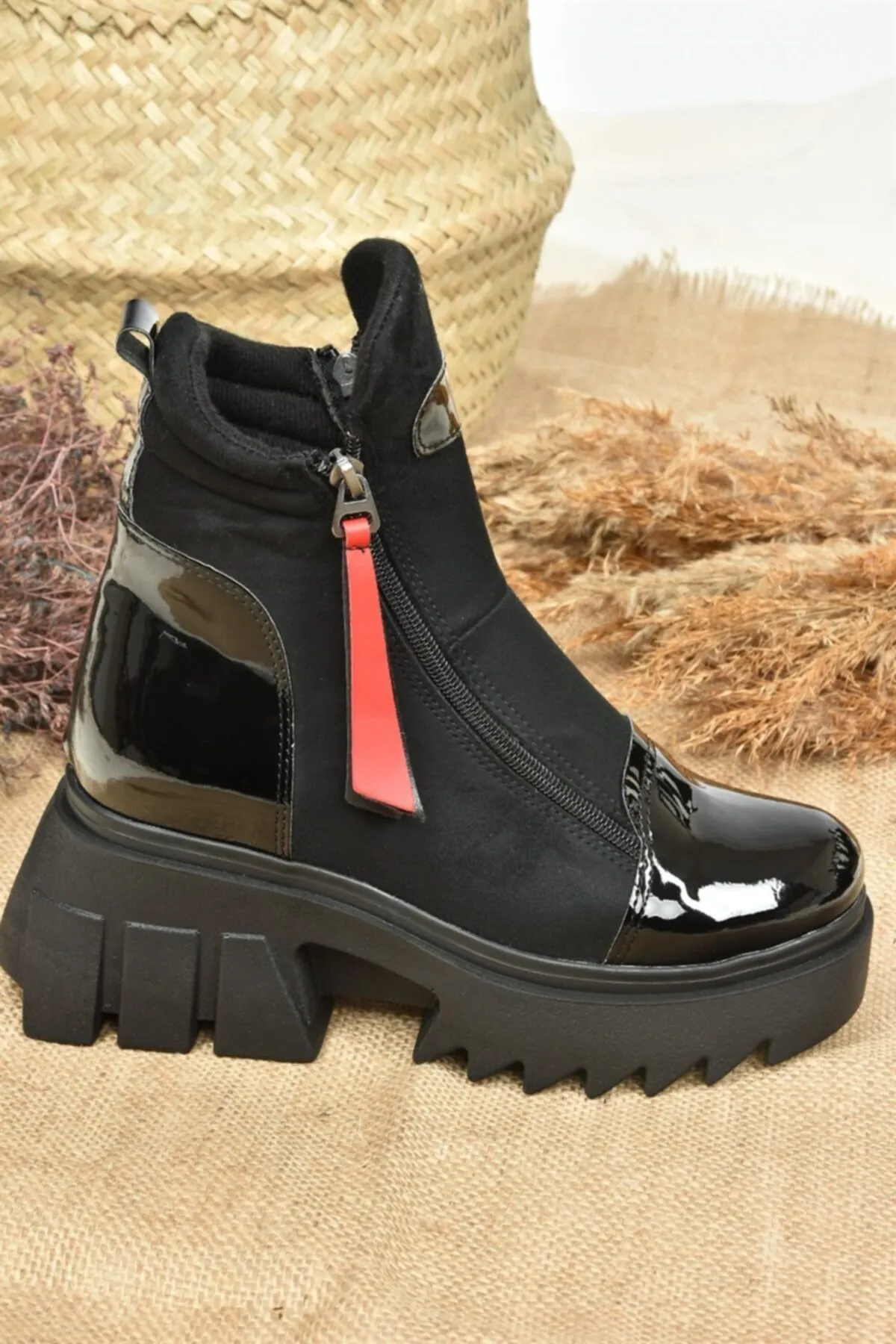 Fox Shoes  Schwarze Wildleder-Damenstiefel mit dicker Sohle L239001802