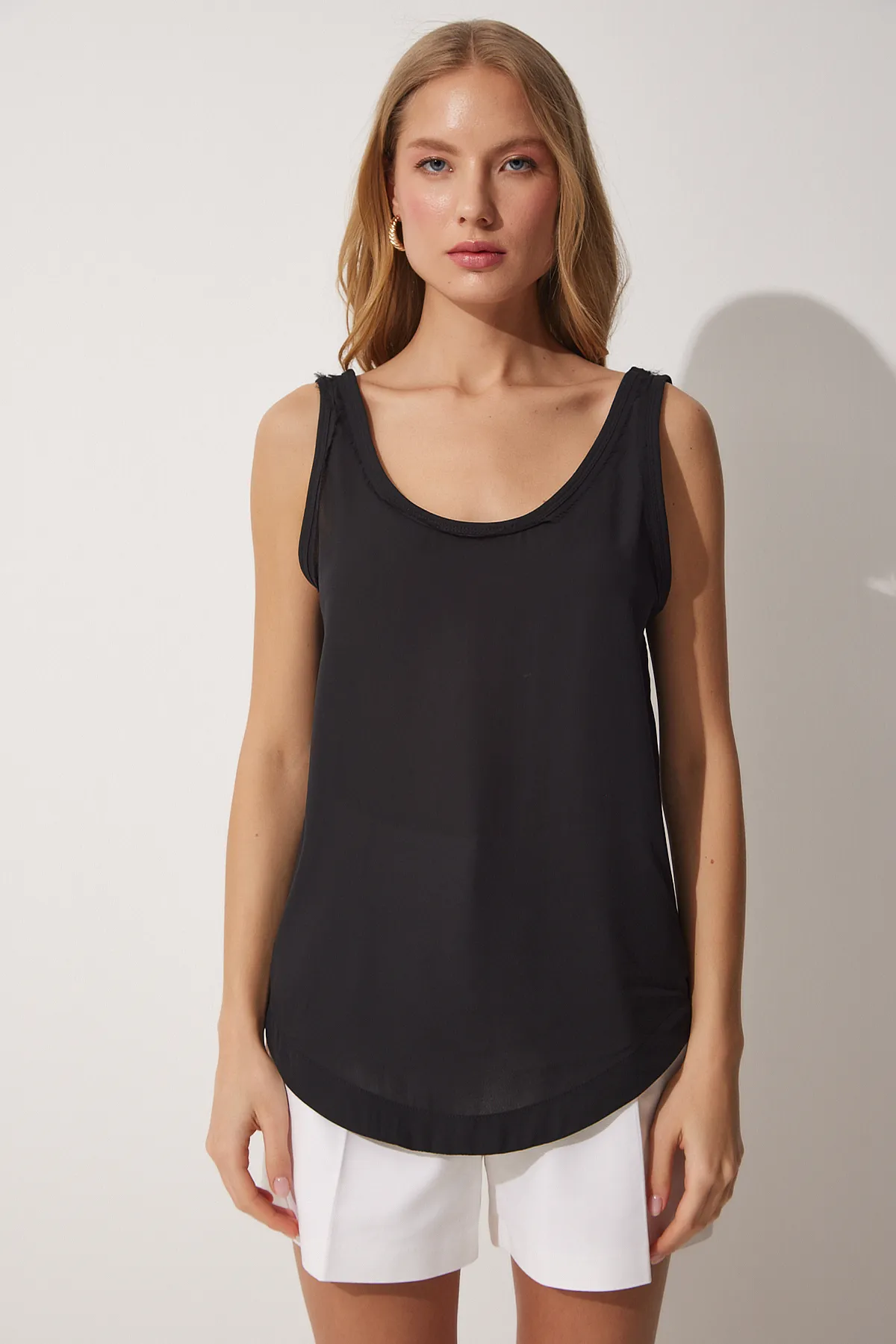 Happiness İstanbul  Schwarze lockere Kreppbluse mit U-Ausschnitt für Damen RC00148