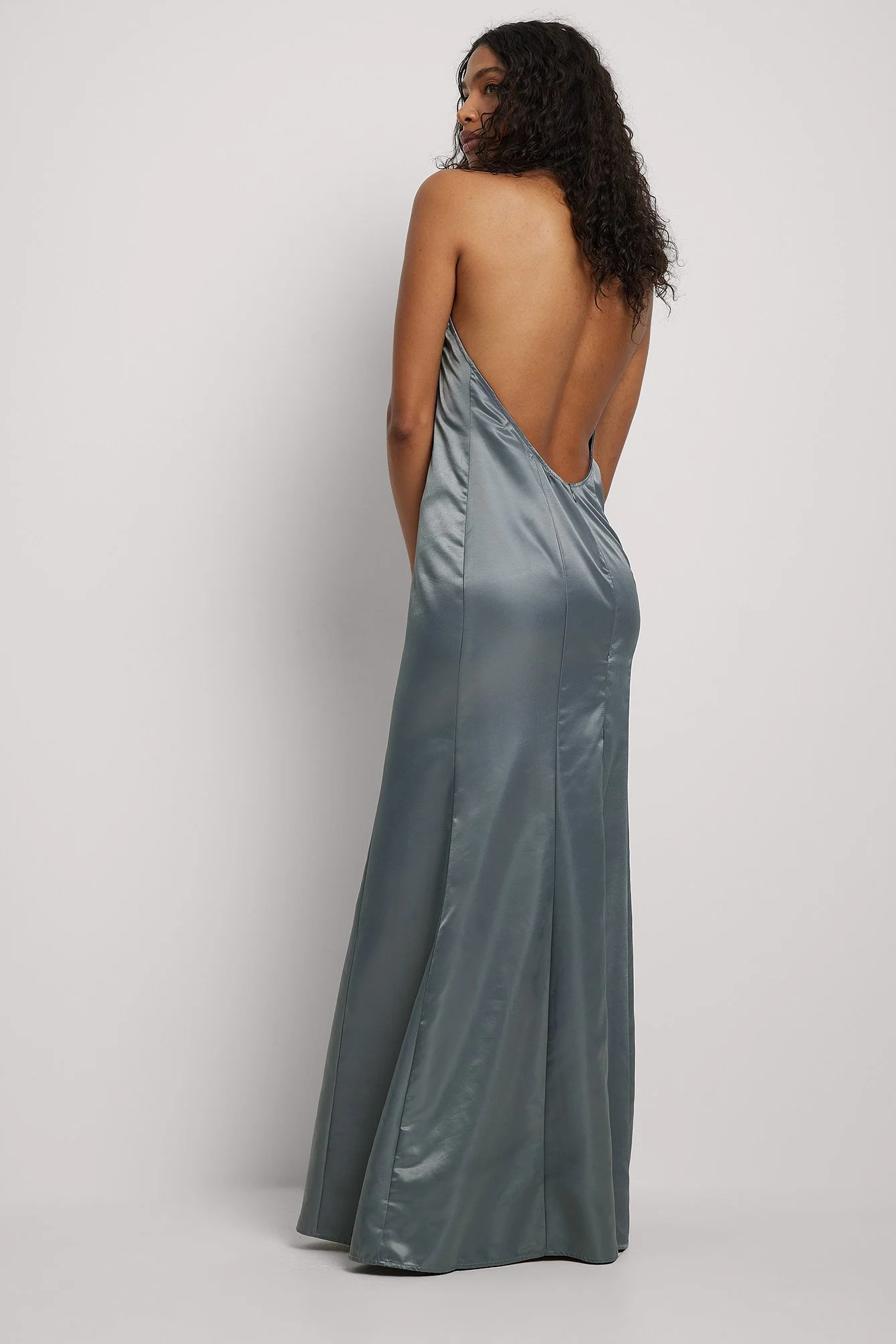 Hochgeschnittenes Kleid mit offenem Rücken