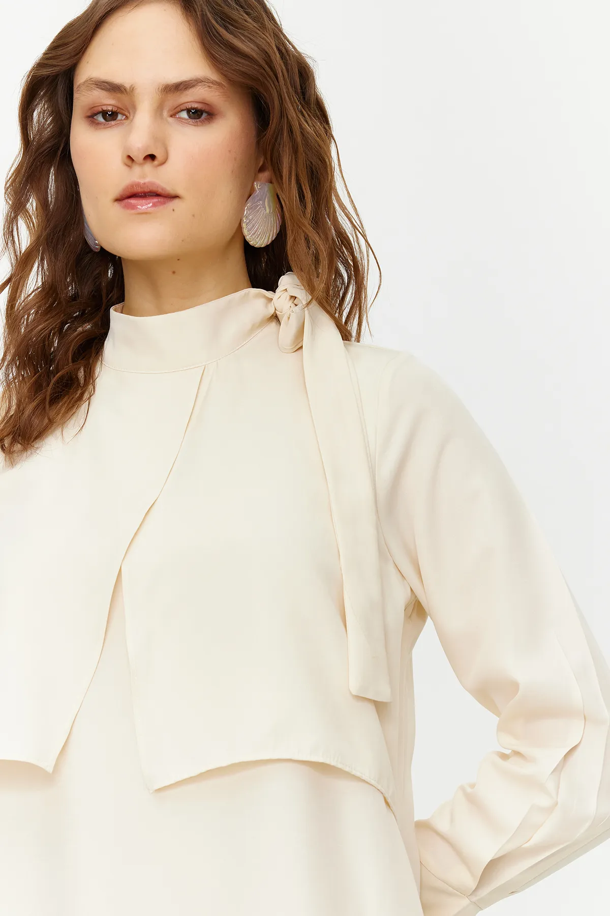 Trendyol Modest  Gewebtes Kleid mit Steinkragen und Bindedetail TCTSS23EB00283