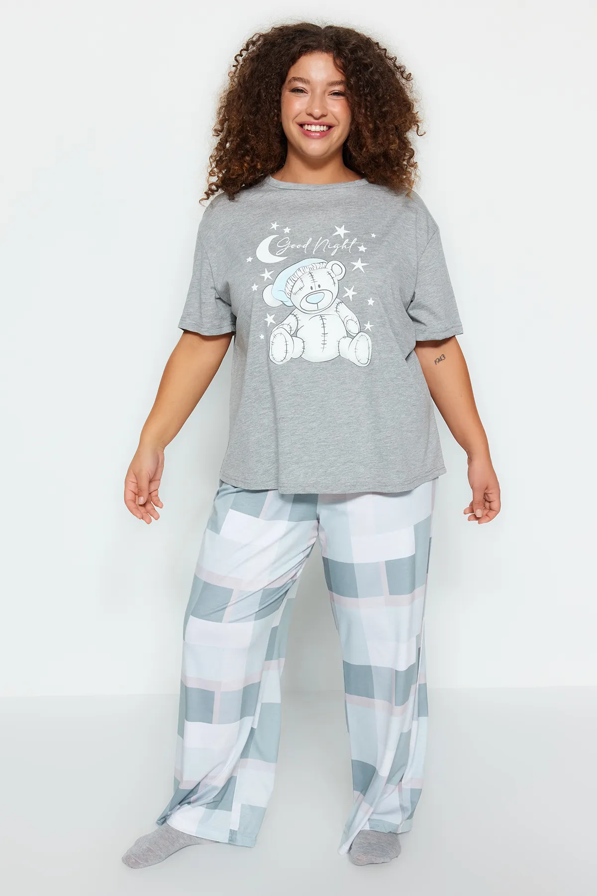 Trendyol Curve  Grau bedrucktes kariertes Strickpyjama-Set TBBAW24AI00020