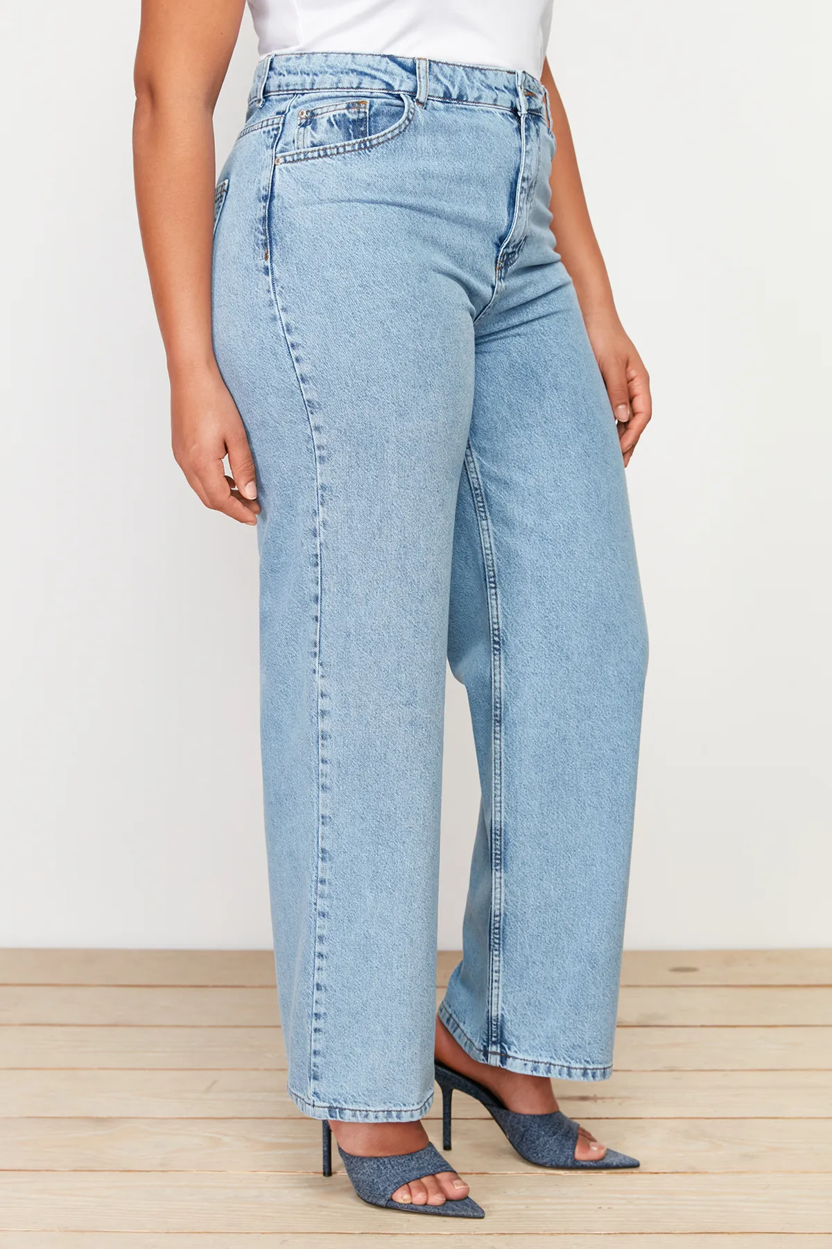 Trendyol Curve  Hellblaue, weit geschnittene Jeans mit hoher Taille TBSSS24CJ00028