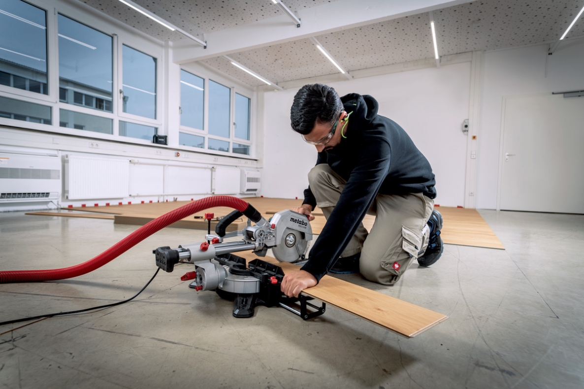 Metabo 691213000 KGS 216 M Fierăstrău circular cu funcție de tragere + bază KSU 251