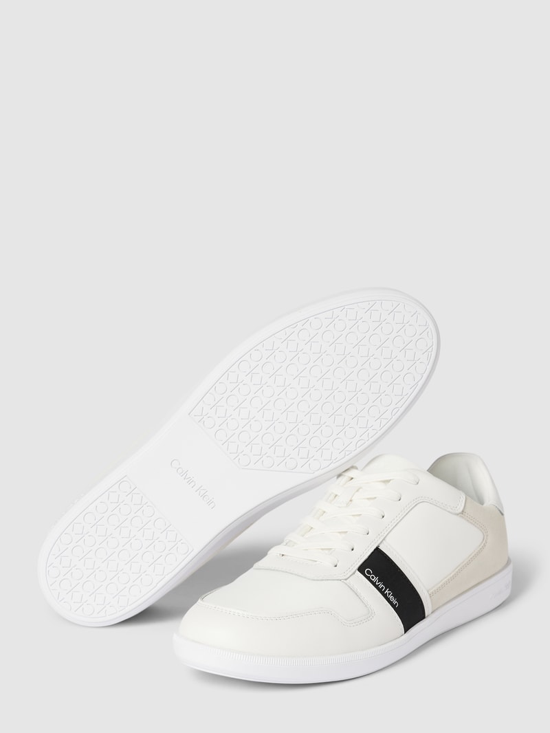 Sneaker mit Label-Details in weiß