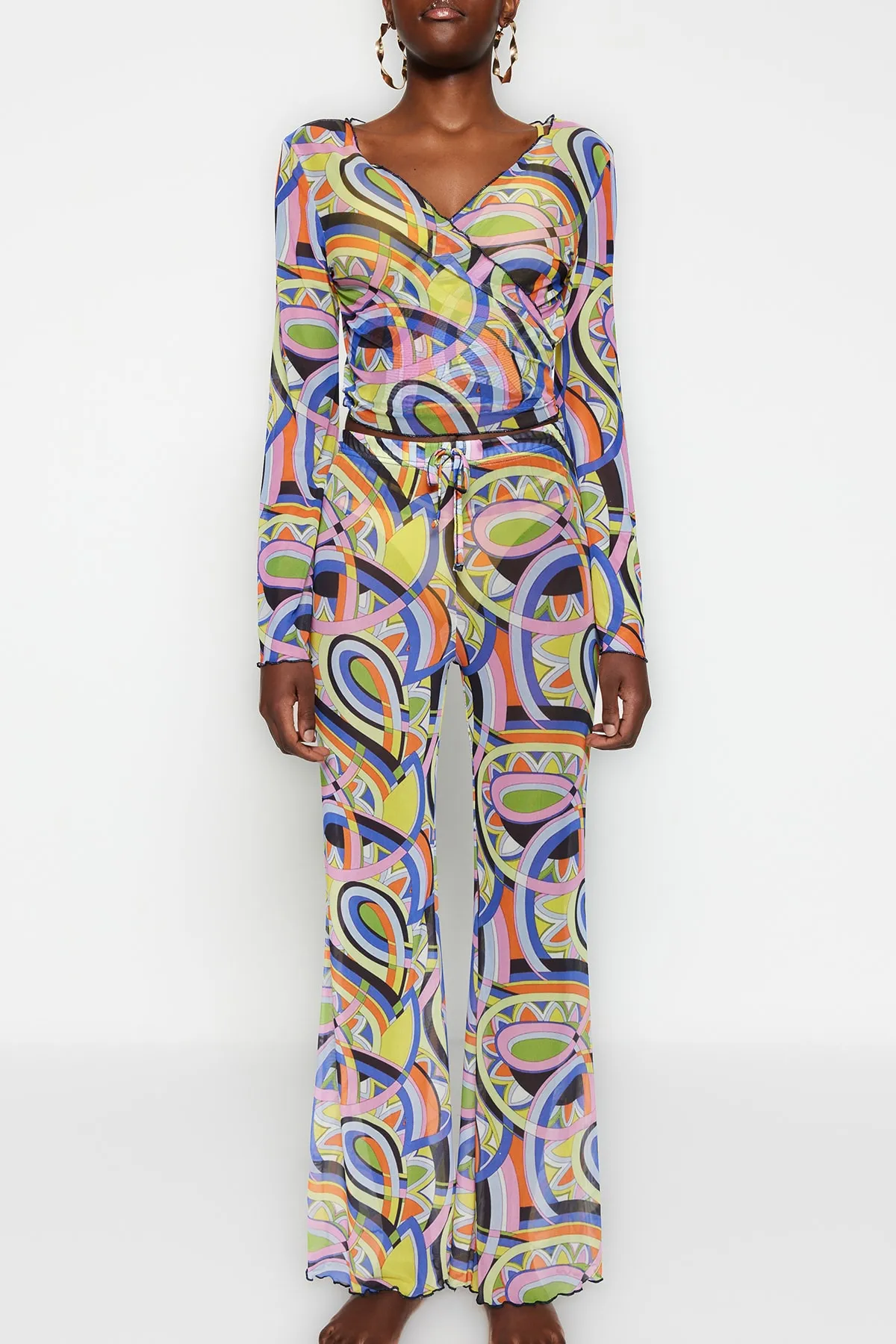 Trendyol Collection  Set aus gewebter Bluse und Hose mit abstraktem Muster und Bindeband TBESS23AU00008