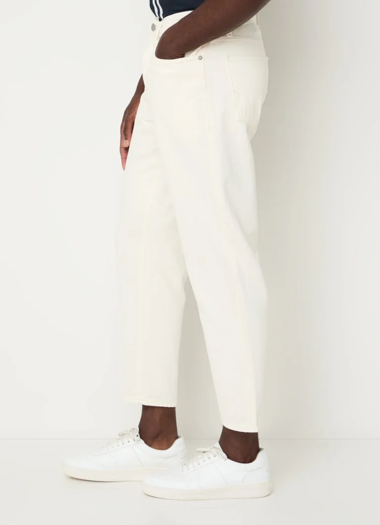 Selected Homme -suoralahkeiset crop-farkut luomupuuvillasekoitteesta, väripesulla