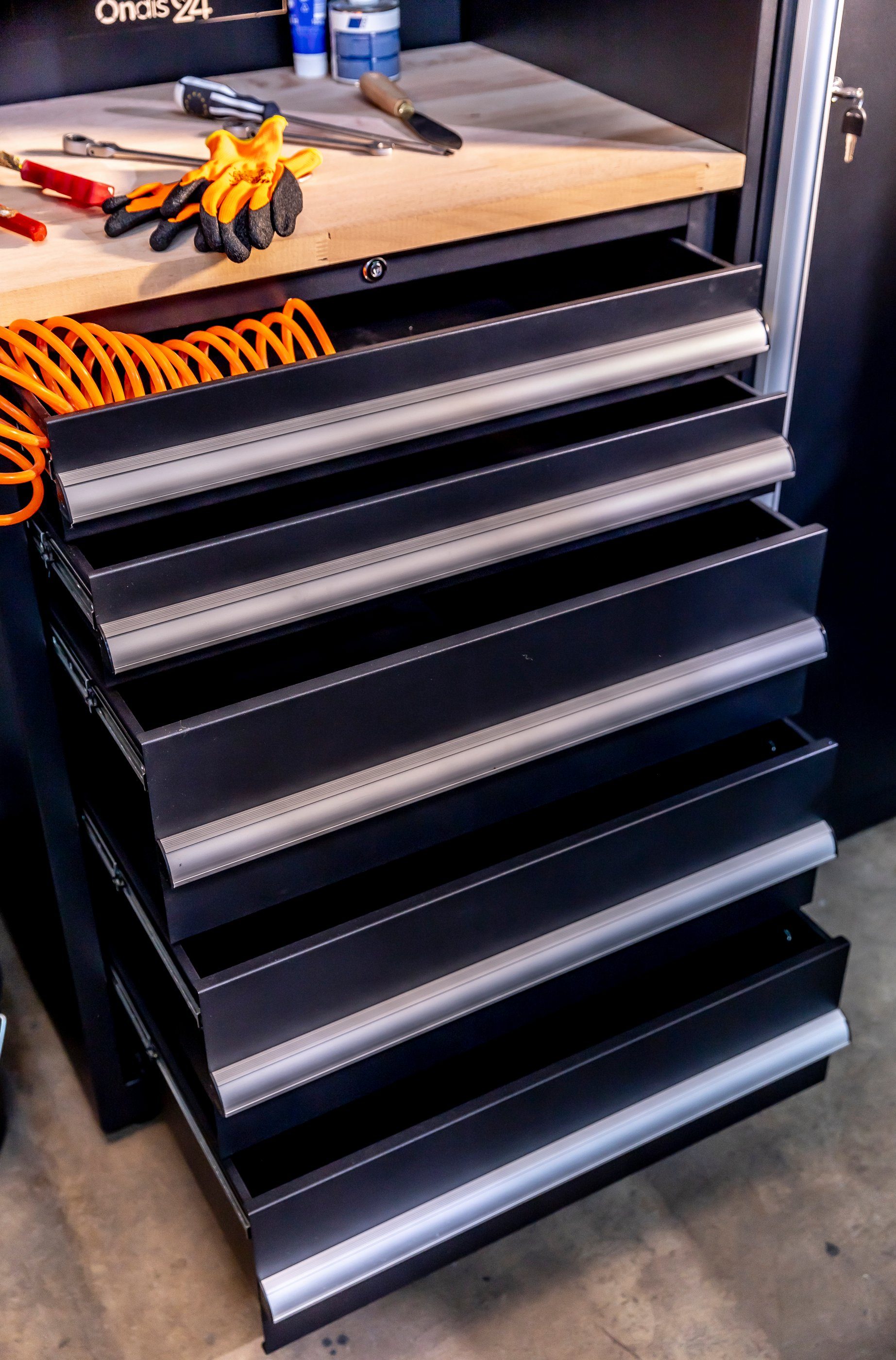 ONDIS24 Werkstatt-Set Werkstatteinrichtung XXL SteelMaster 325 x 55 x 202 cm, schwarzer Stahl, Werkbank, Werkzeugschränke, Buchenholzarbeitsplatte