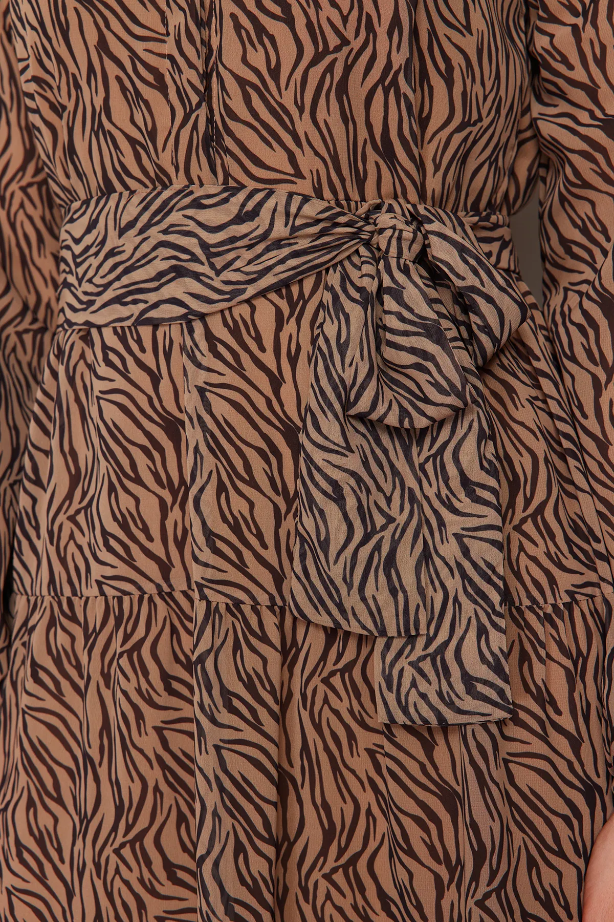 Trendyol Modest  Kamelfarbenes, gemustertes, gefüttertes Chiffon-Kleid mit Gürteldetail TCTSS21EL3346