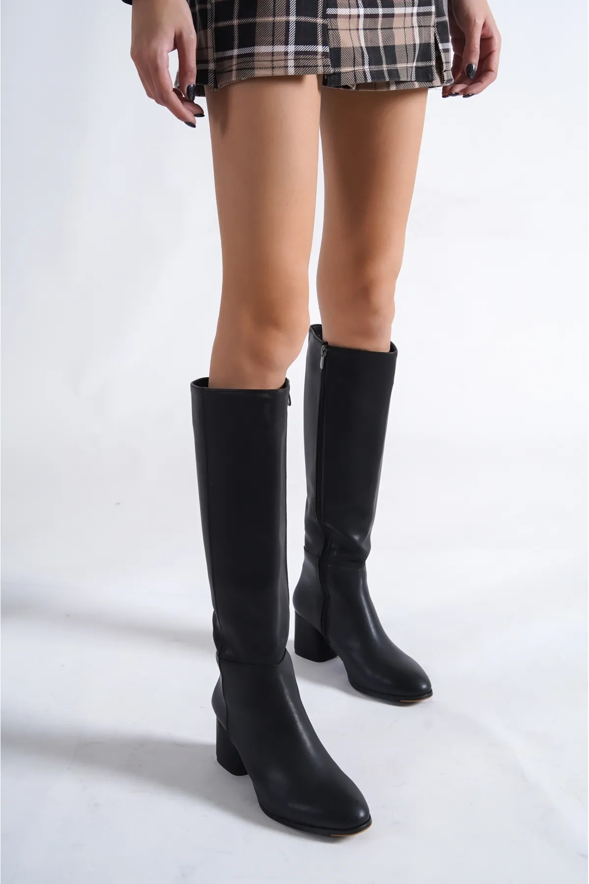 Capone Outfitters  Damenstiefel mit ovaler Spitze und seitlichem Reißverschluss und Absatz