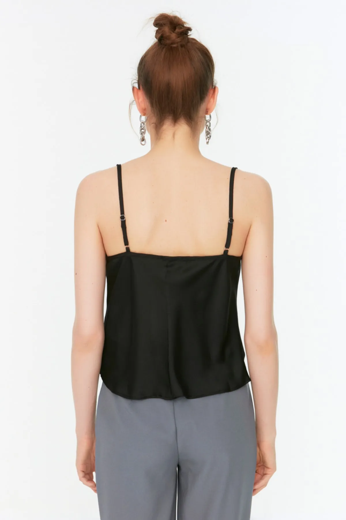 Trendyol Collection  Schwarze Bluse aus gewebtem Satin mit trägerlosem Kragen TWOSS19BB0161