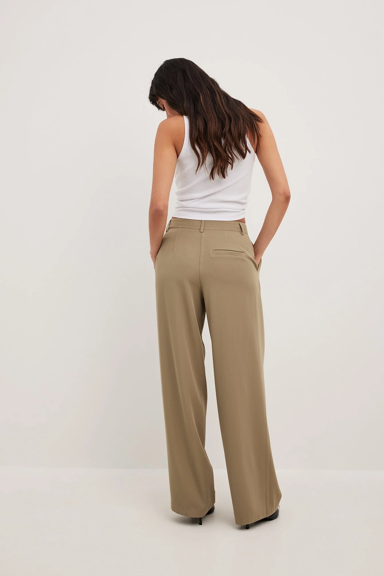 Figurbetonte Plissée-Hose mit mittelhoher Taille