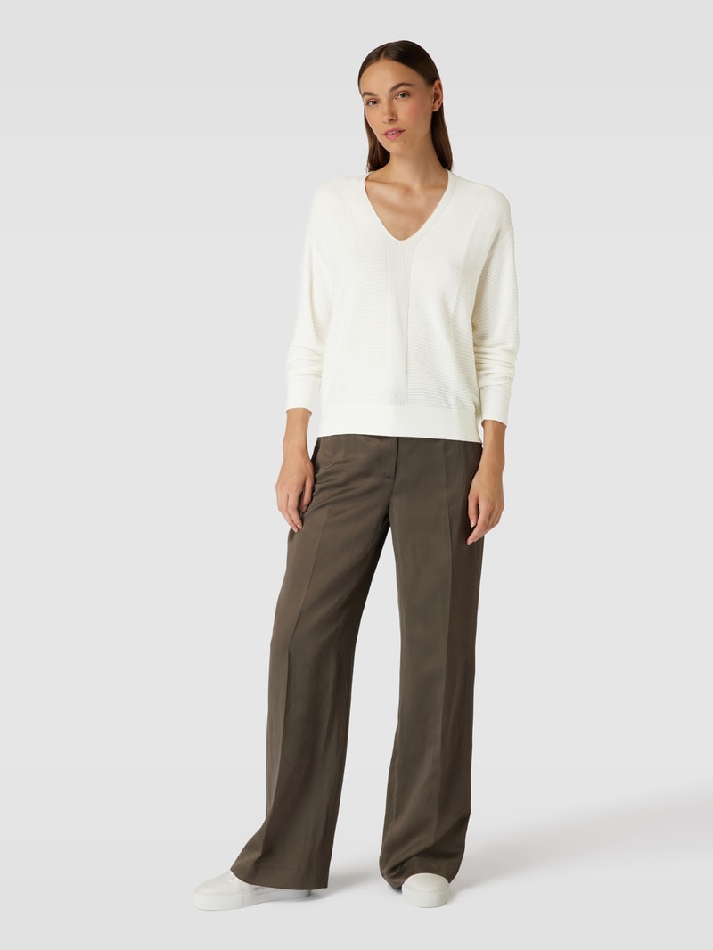 Strickpullover mit V-Ausschnitt in offwhite