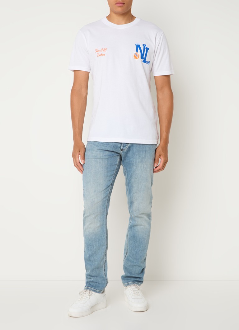 Denham-t-paita, jossa logo ja painatus takana