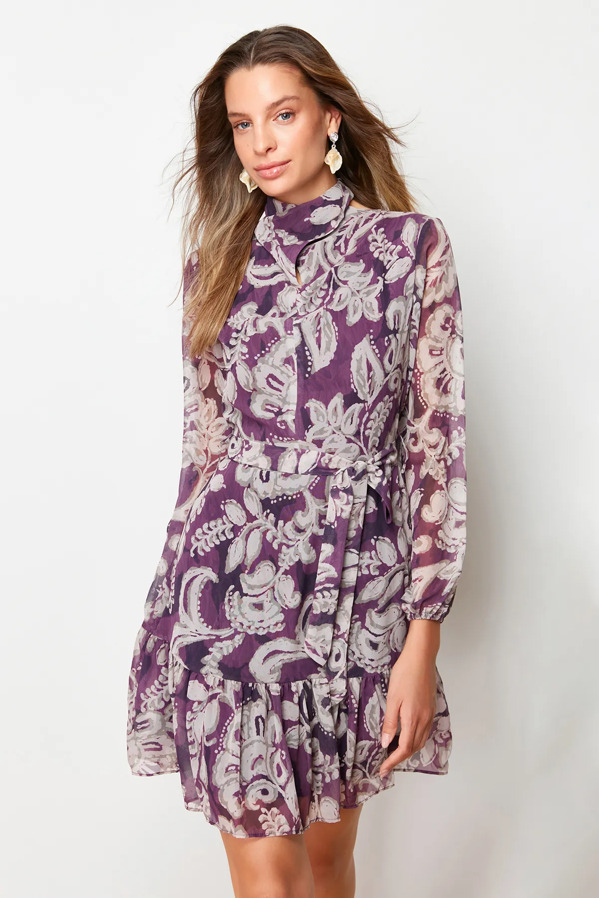 Trendyol Collection  Pflaumenfarbenes, gewebtes Kleid aus Chiffon mit Gürtel, Volants, Stehkragen und Futter TWOAW24EL00261
