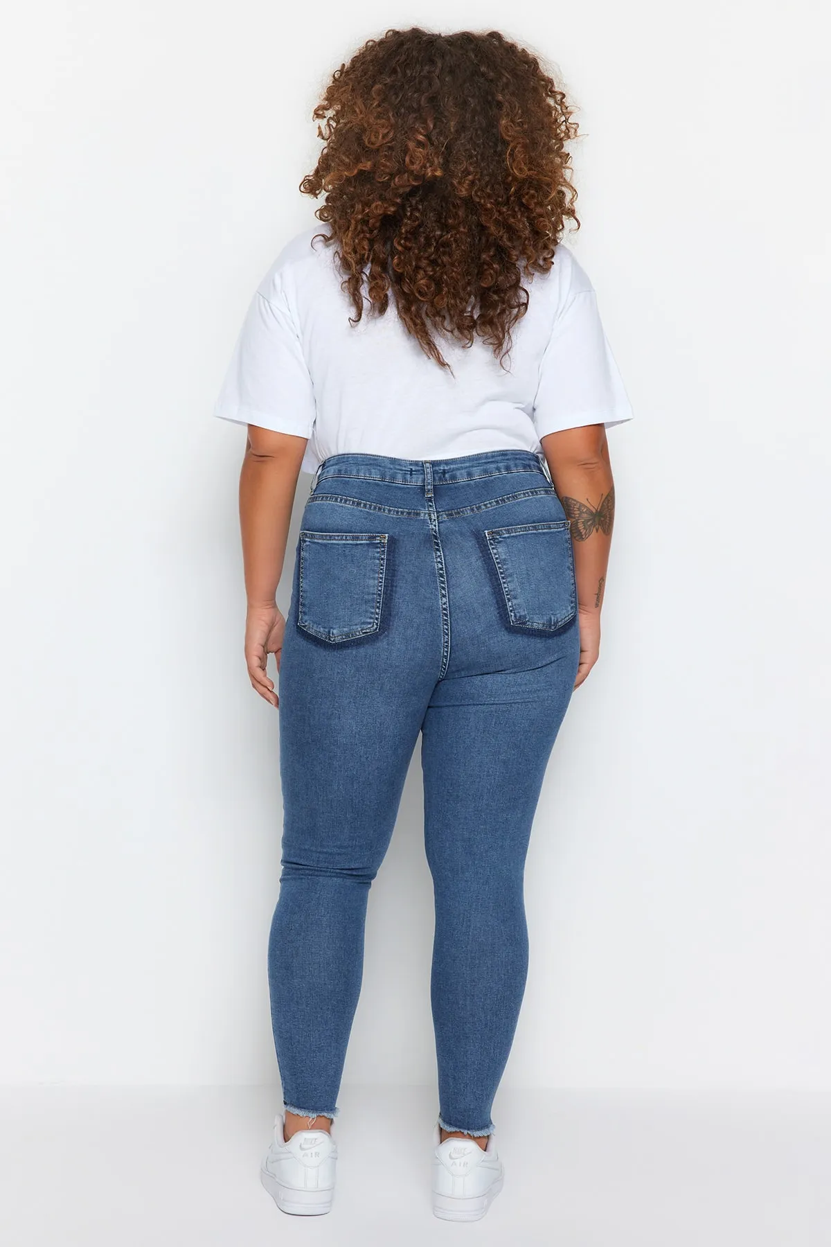 Trendyol Curve  Blaue Stretch-Röhrenjeans mit hoher Taille und Taschendetail TBBSS23CJ00018