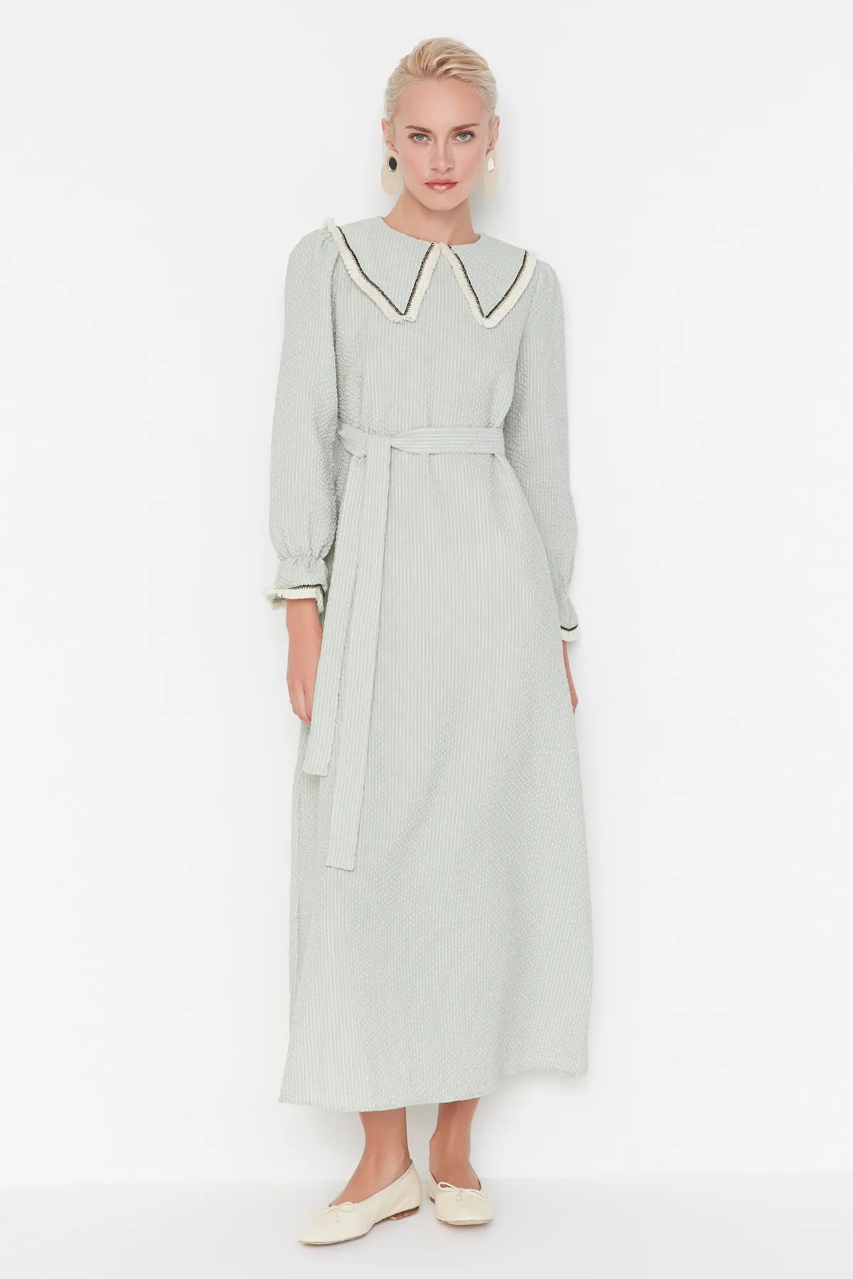 Trendyol Modest  Hellmintfarbenes gestreiftes Babykleid aus gewebter Baumwolle mit Kragen und Gürtel TCTSS22EB0014