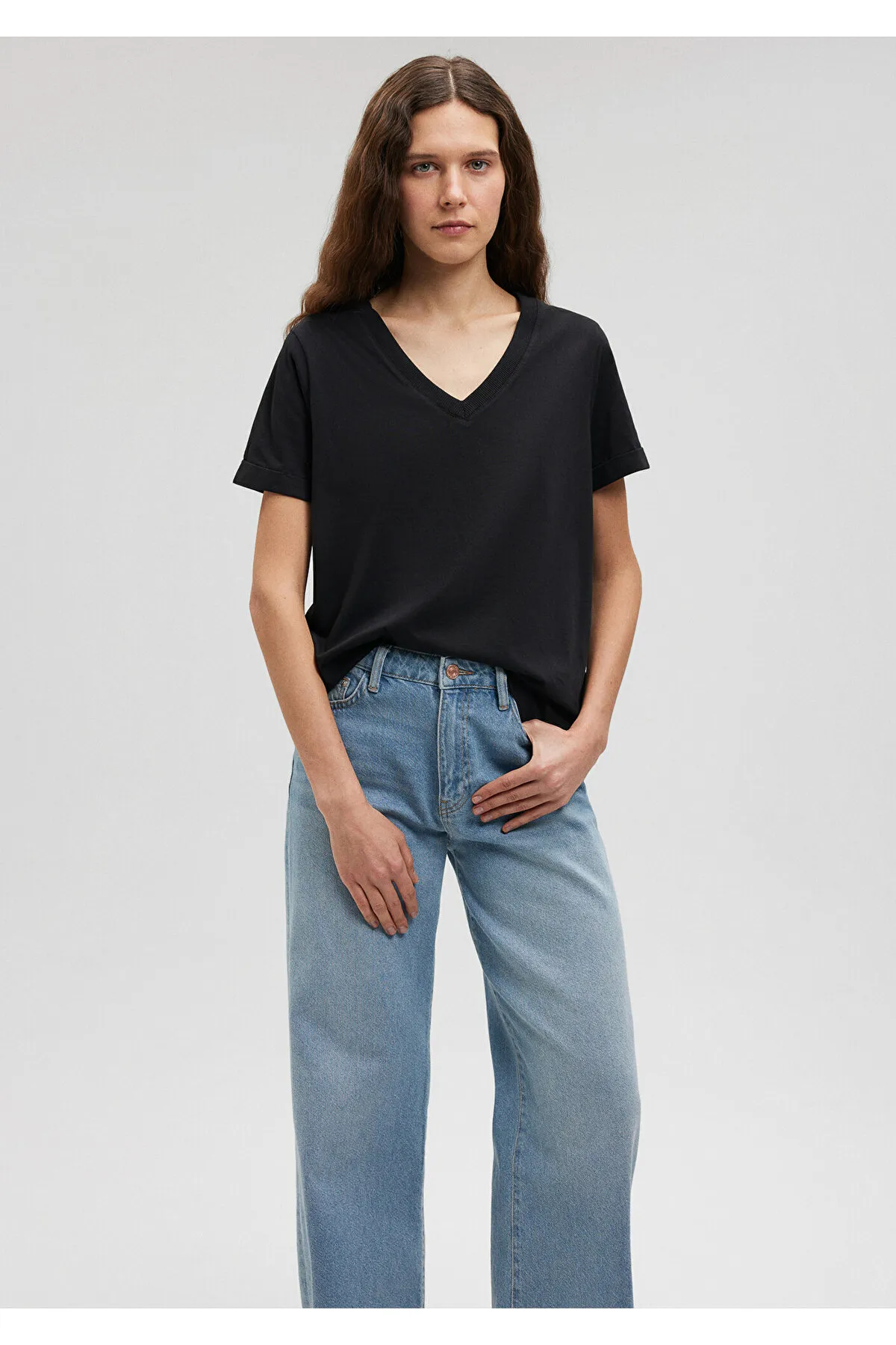 Mavi  Schwarzes Basic-T-Shirt mit V-Ausschnitt, reguläre Passform / normaler Schnitt 166248-900