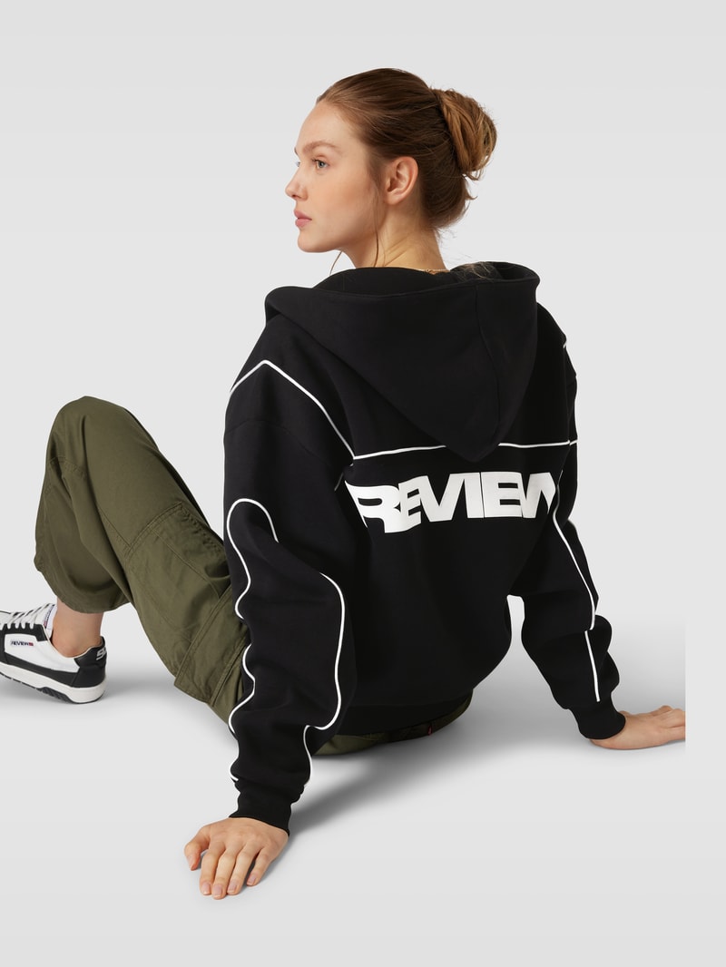Sweatjacke mit Label-Print in schwarz