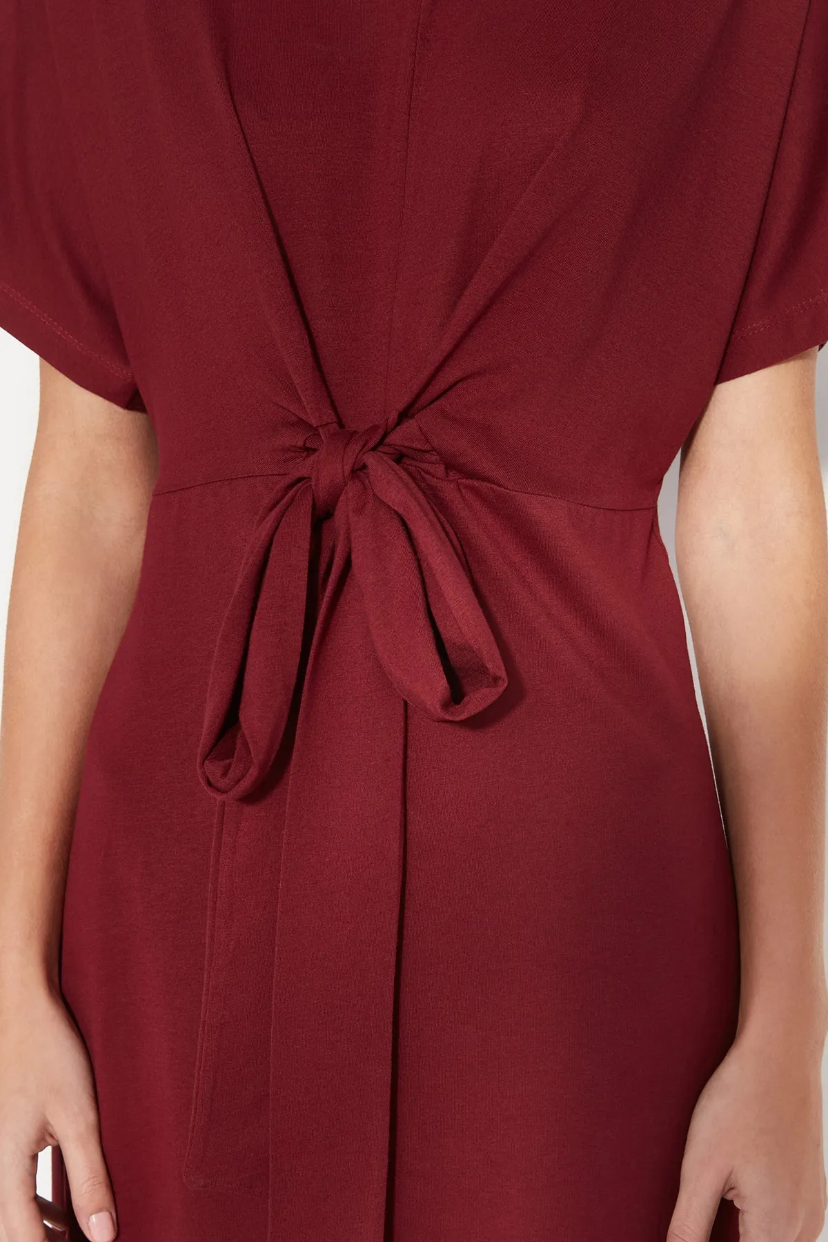 Trendyol Collection  Burgunderrotes, tailliertes Midi-Bleistiftkleid aus 100 % Baumwolle mit Schlitz und Bindedetail TWOSS21EL0404