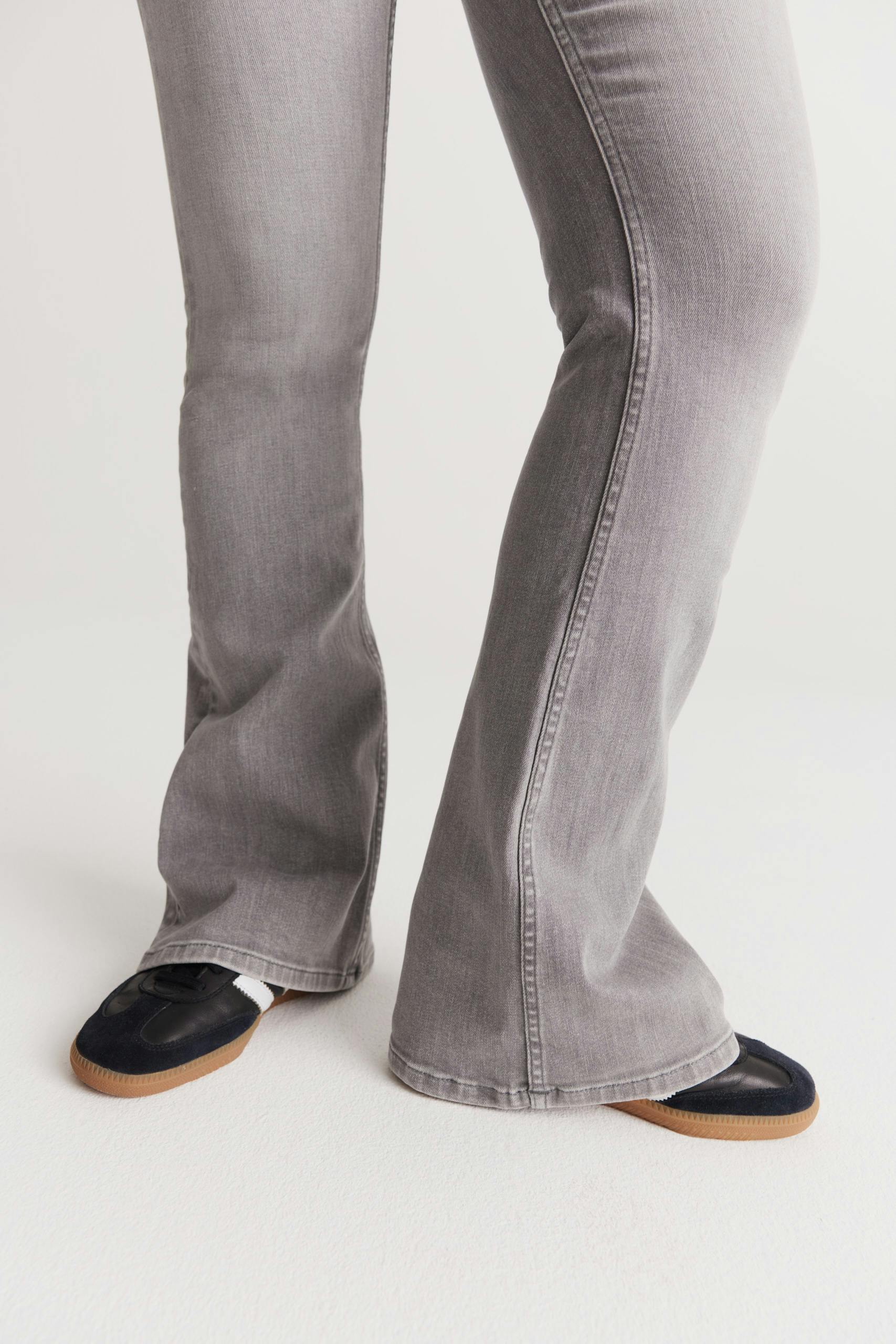 Low waist bootcut jeans
