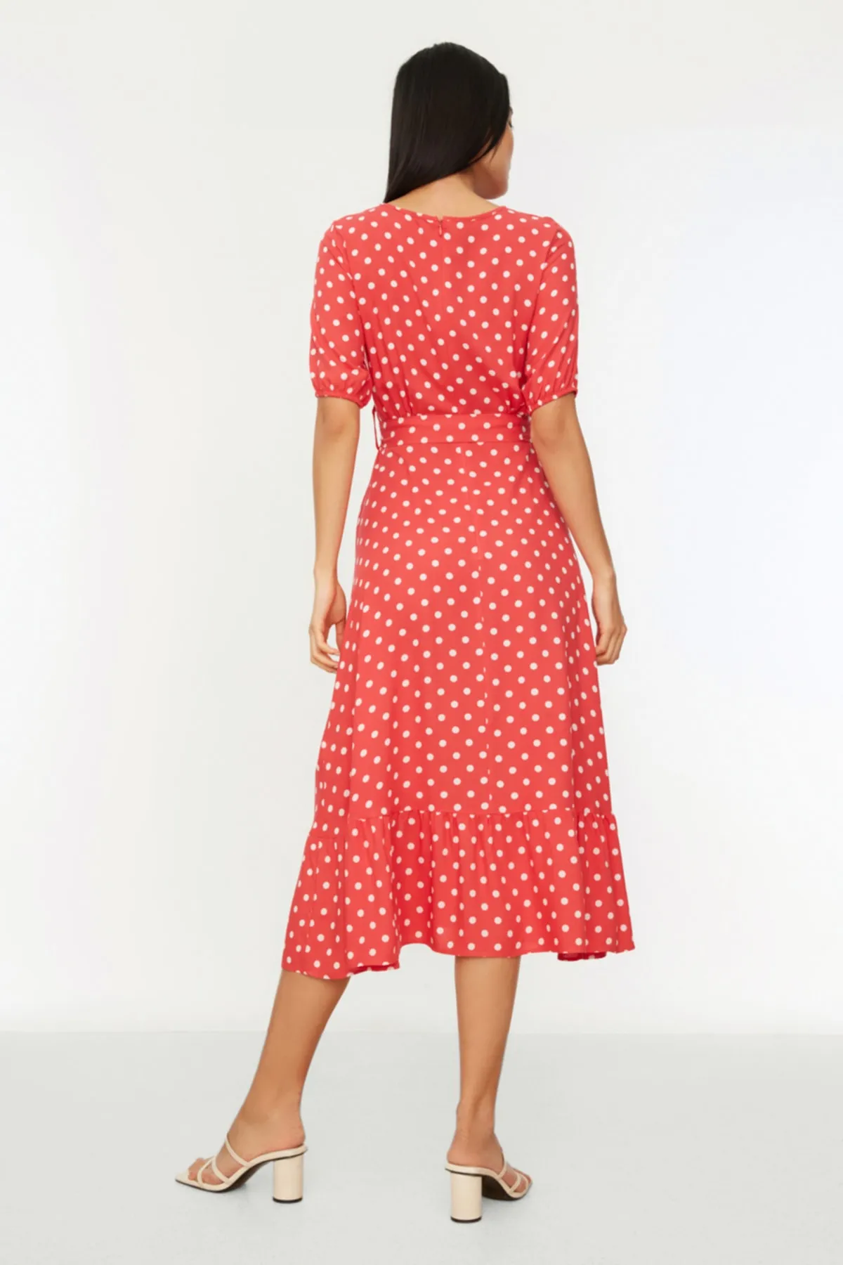 Trendyol Collection  Rotes gepunktetes Midi-Webkleid mit Rundhalsausschnitt und Gürtel TWOSS19XM0064