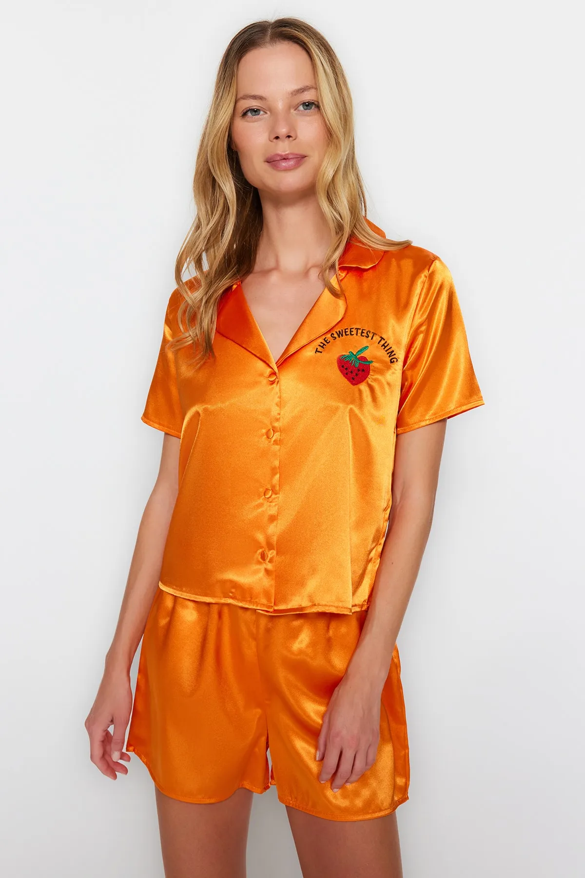 Trendyol Collection  Orange besticktes Satin-Hemd-Shorts-Pyjama-Set aus Webstoff THMSS22PT0395