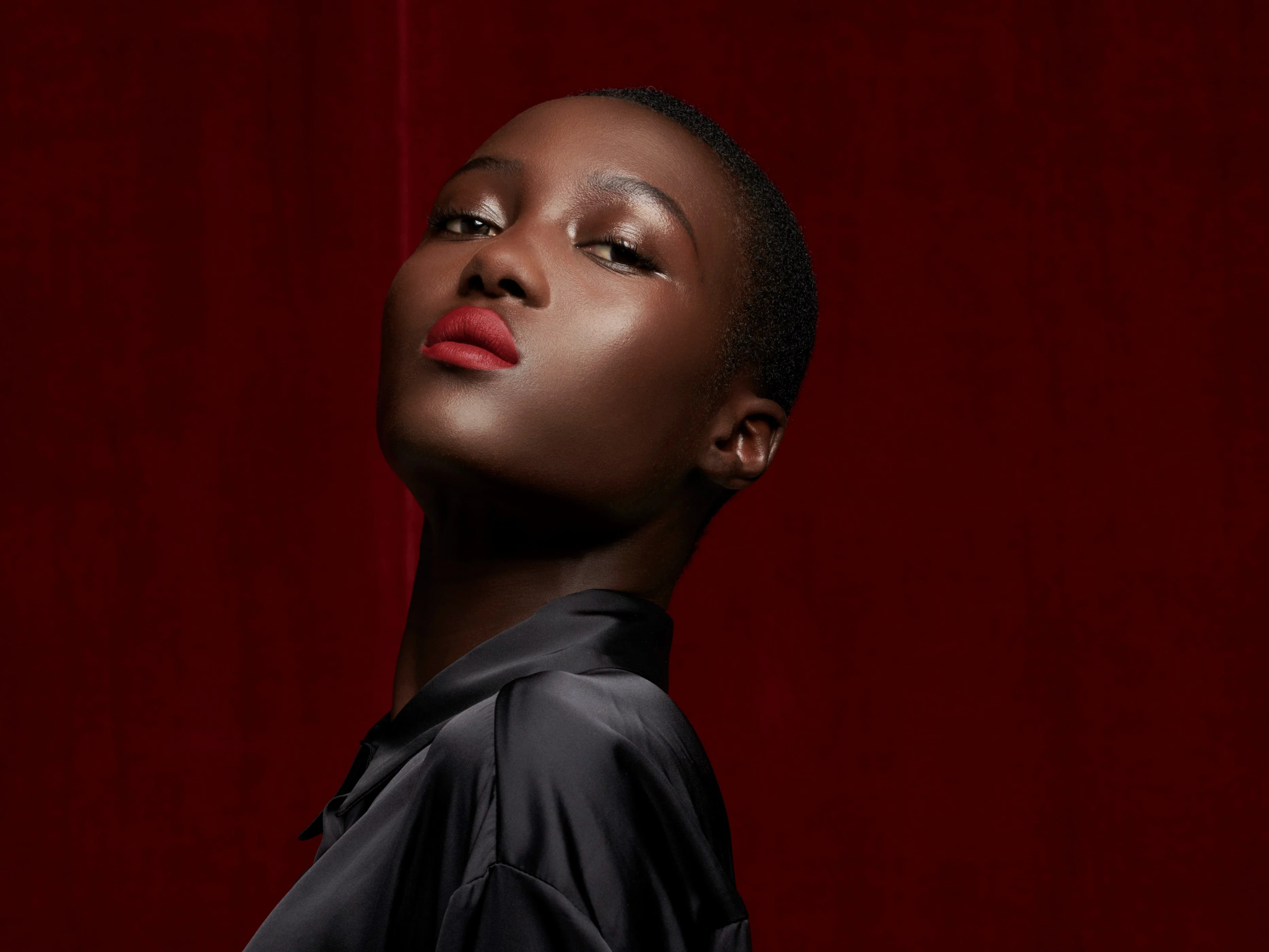 Rouge Pur Couture The Slim Velvet Radical Lipstick - Lápiz labial mate, lápiz labial