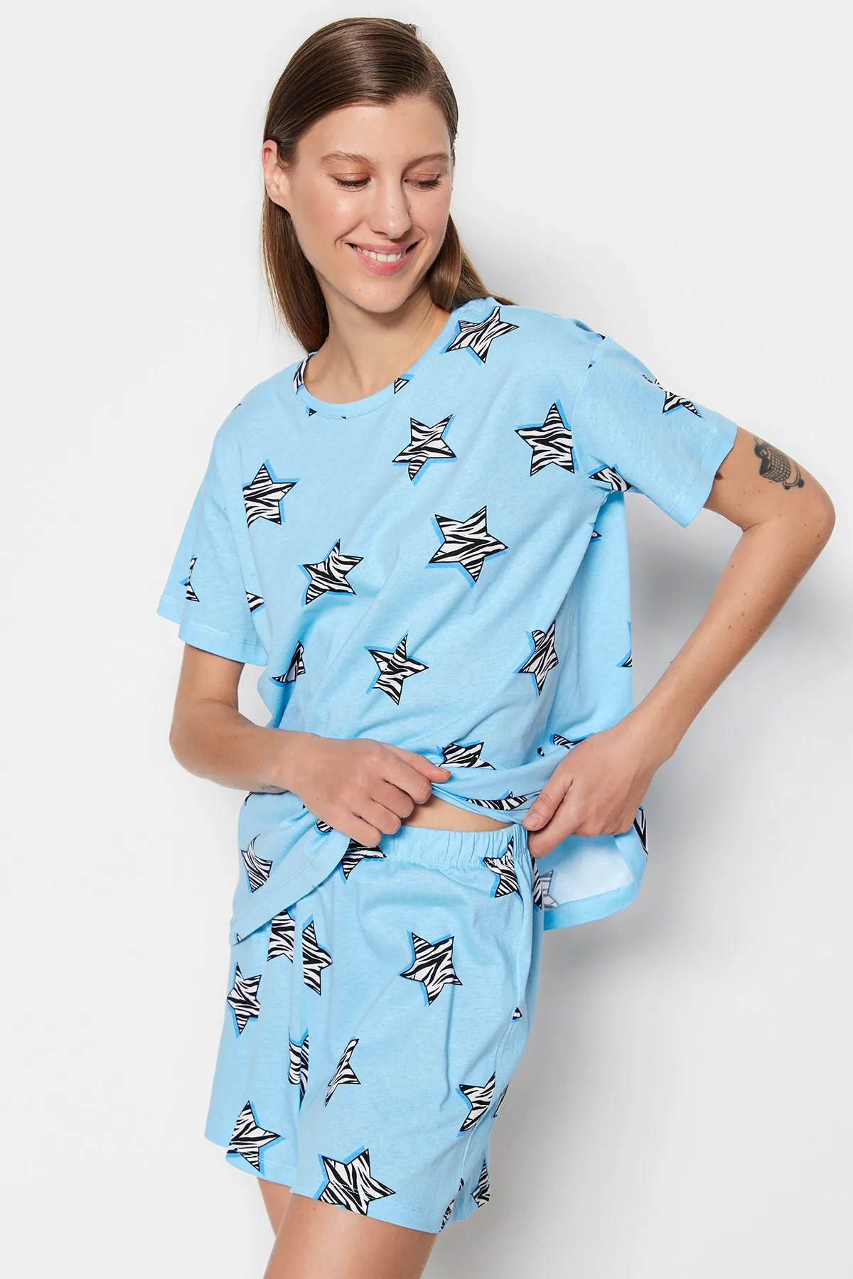 Trendyol Collection  Blaues Strickpyjama-Set mit T-Shirt und Shorts aus 100 % Baumwolle mit Sternmuster THMSS23PT00005