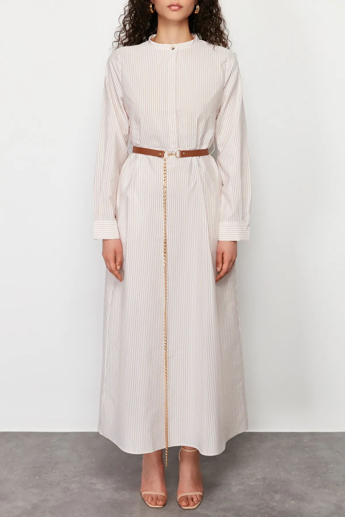Trendyol Modest  Beige gestreiftes, gewebtes Kleid mit Gürtel TCTSS24EB00171