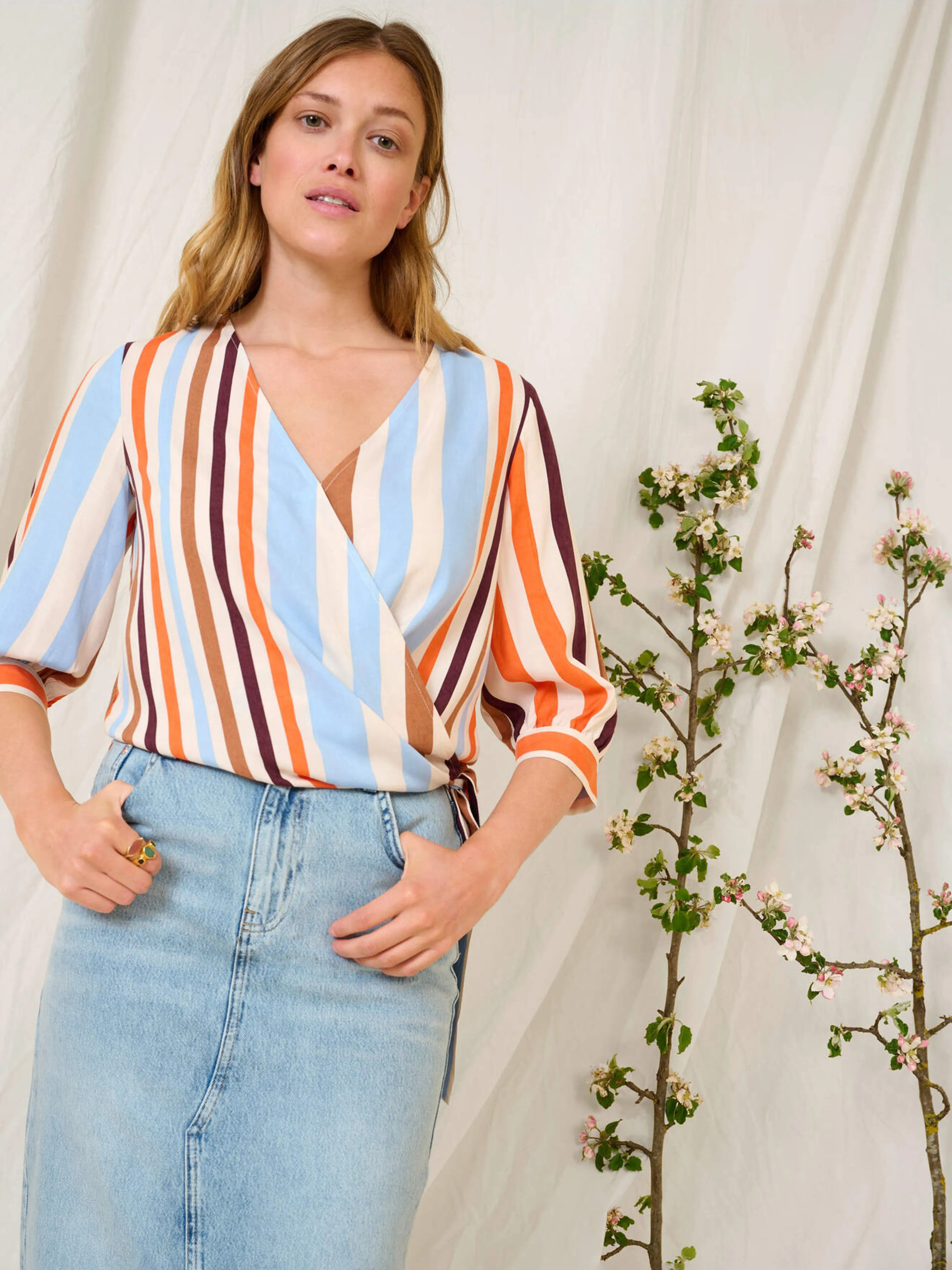 Blau-orange gestreifte Wickelbluse mit Dreiviertel-Ärmeln ORSAY