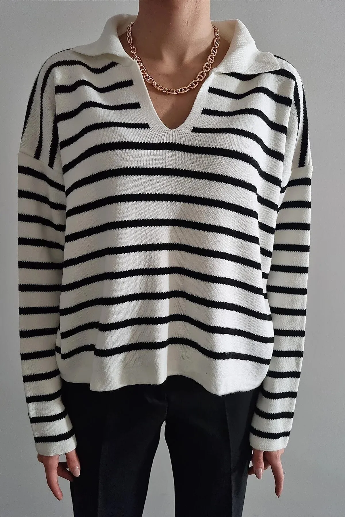 MODAGEN  Gestreifter, langärmliger Strickpullover für Damen in Weiß mit Polokragen