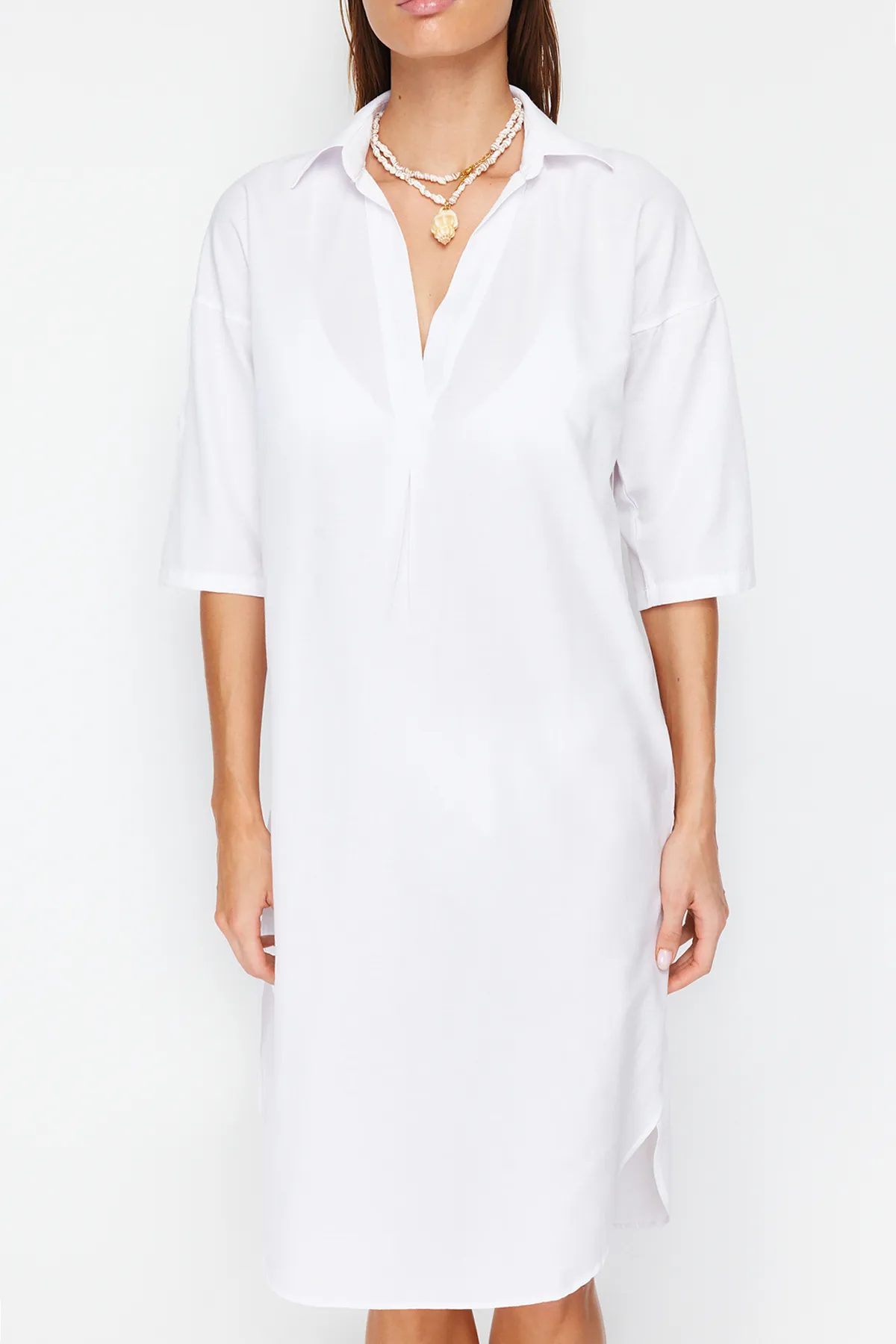 Trendyol Collection  Weißes Midi-Strandkleid mit gewebtem Schlitz TBESS21EL3847