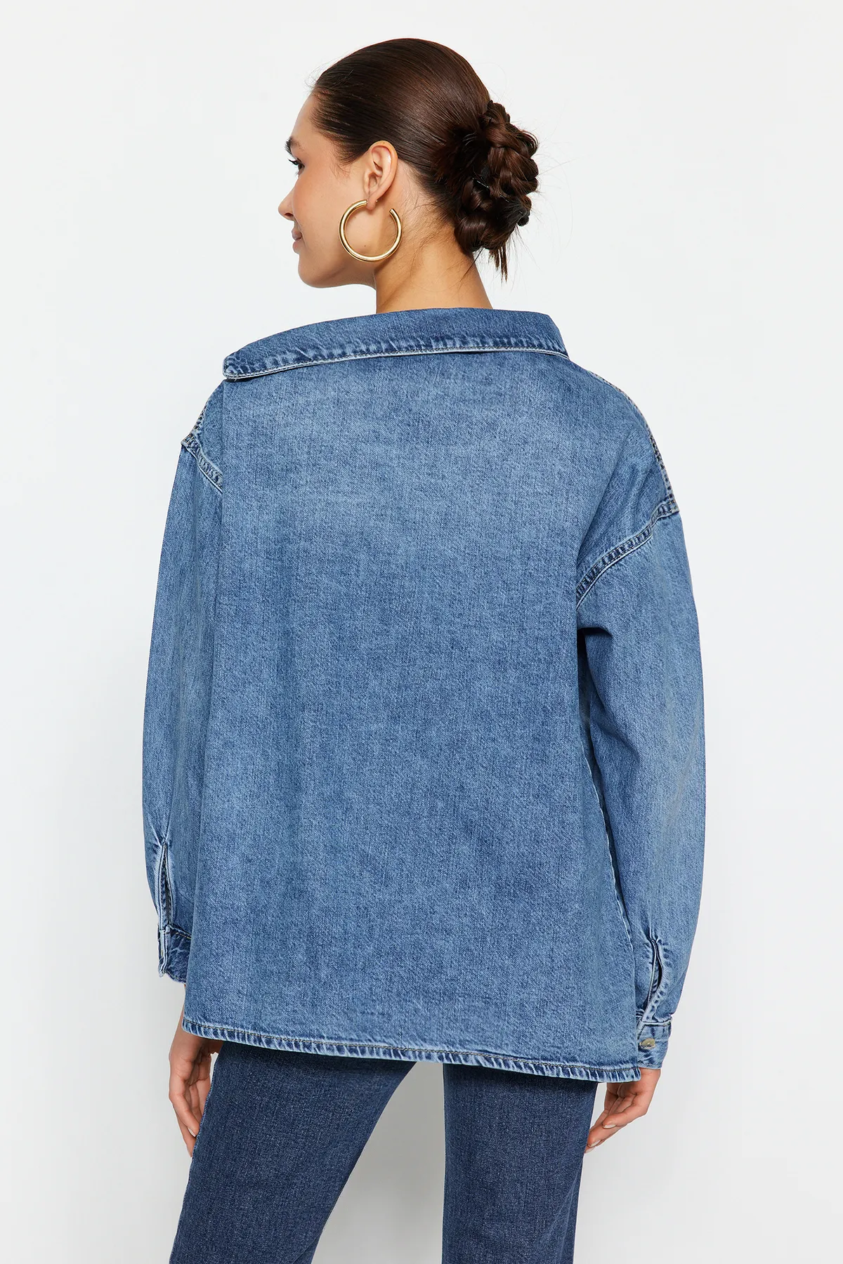 Trendyol Collection  Blaues Jeanshemd mit asymmetrischem Kragen und detailliertem Detail TWOSS24GO00034