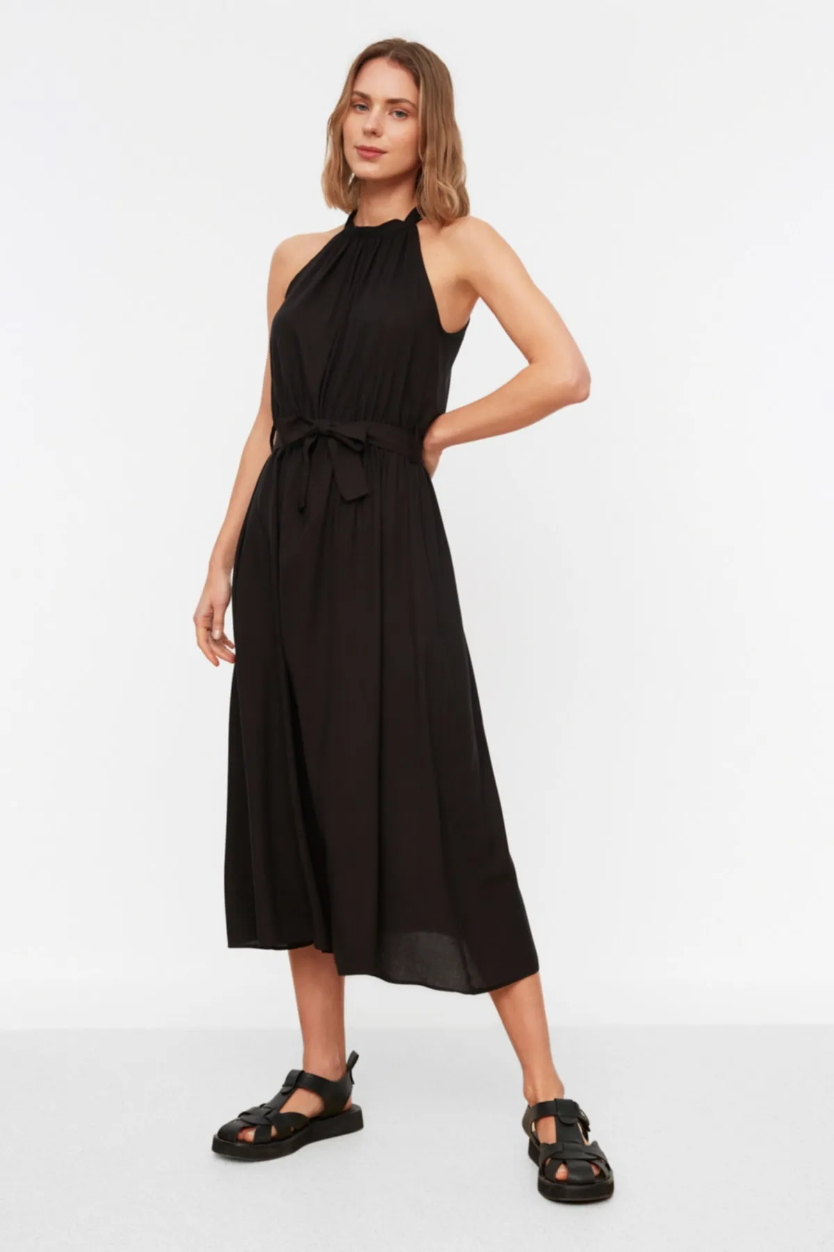 Trendyol Collection  Schwarzes A-Linien-Midikleid aus Viskose mit Neckholder und Gürtel TWOSS19EL0155
