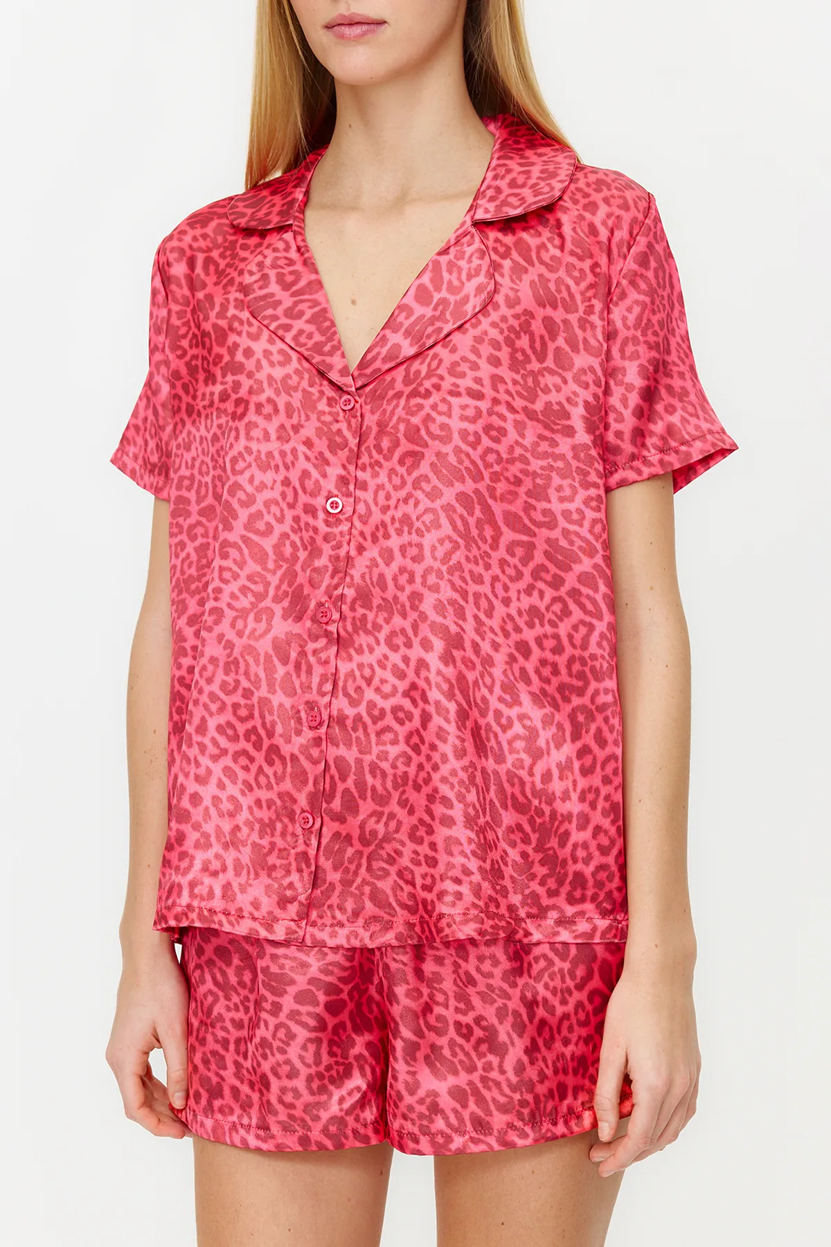 Trendyol Collection  Burgunderrotes, mehrfarbiges, gewebtes Pyjama-Set mit Hemd und Shorts aus Satin mit Leopardenmuster THMSS20PT0158