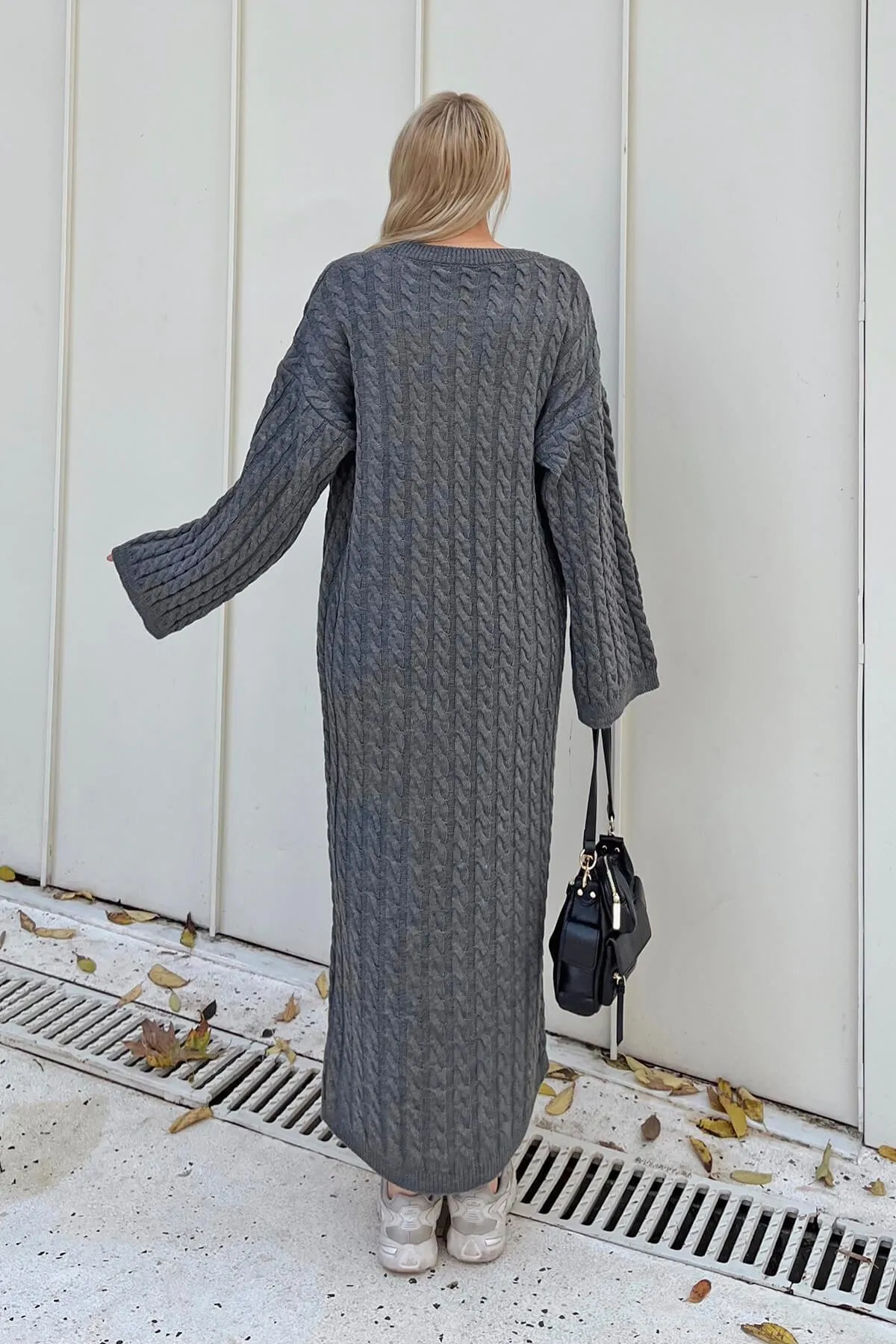 Swist  Geräuchertes Rundhals-Midikleid aus geflochtener Strickware für Damen