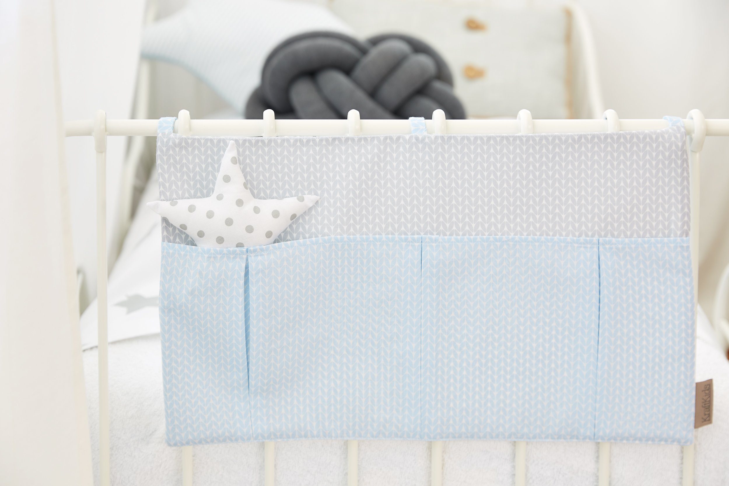 KraftKids Betttasche kleine Blätter hellblau auf Weiß, mit drei Fächern, innen mit Polyestervlies versteift