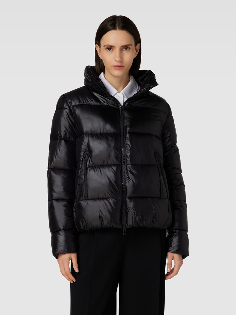 Steppjacke mit Label-Reißverschluss in schwarz