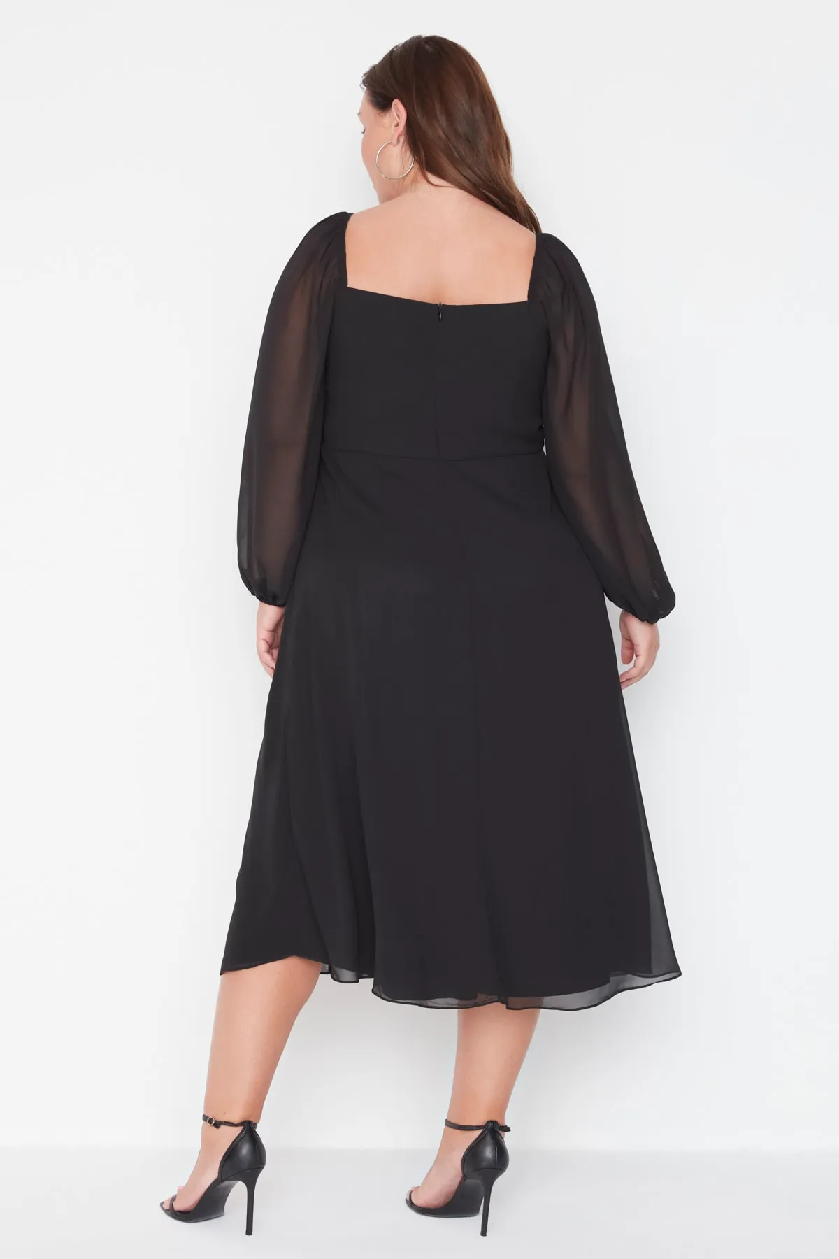 Trendyol Curve  Schwarzes A-Linien-Midikleid aus gewebtem Chiffon mit quadratischem Ausschnitt und Schlitz TBBAW23AH00107