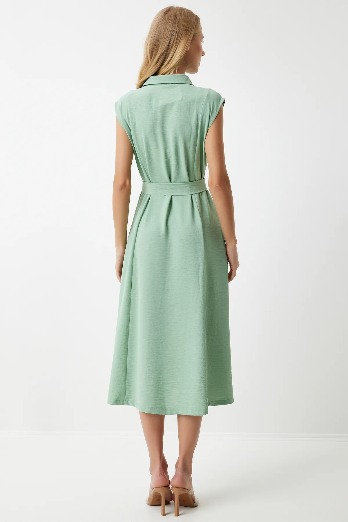 Happiness İstanbul  Grünes Sommer-Hemdkleid aus Leinen-Viskose mit Gürtel für Damen DD00927