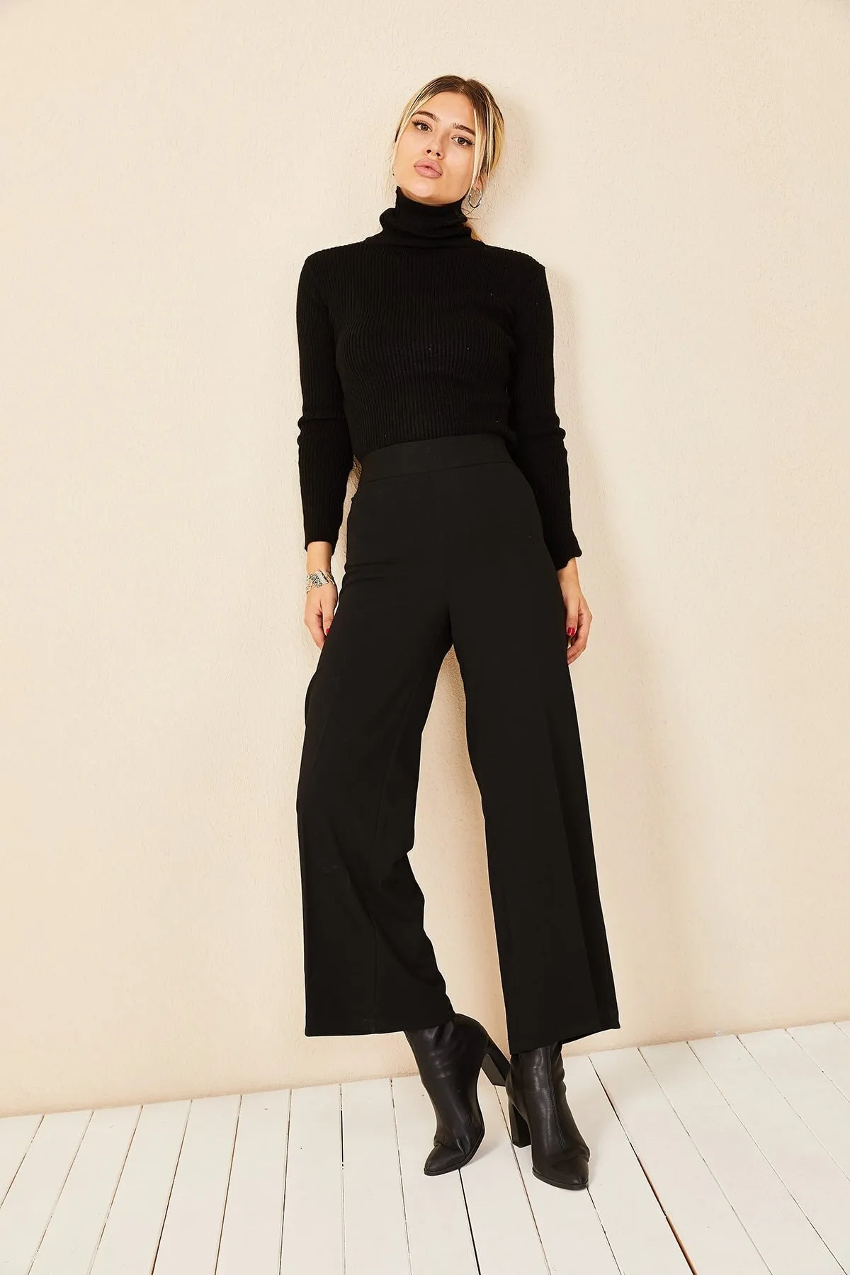 HAKKE  Schwarze Stoffhose mit weitem Bein und hoher Taille