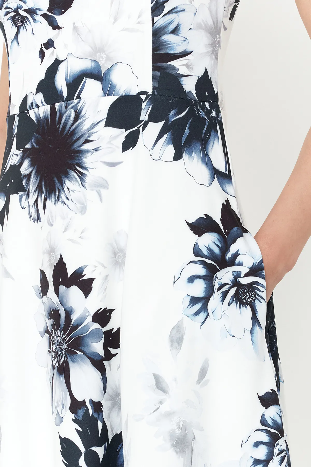 Trendyol Collection  Elegantes Abendkleid mit mehrfarbiger Schleife TPRSS24EL00105
