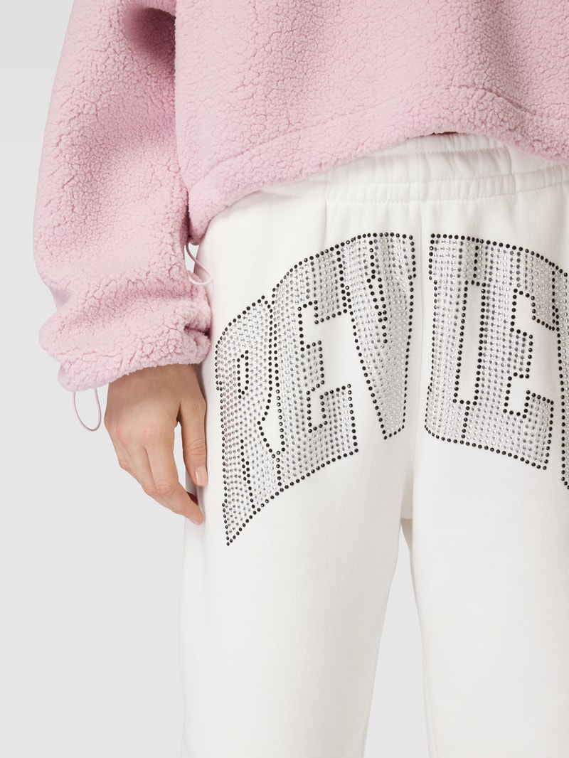 Sweatpants mit Strasssteinbesatz in offwhite