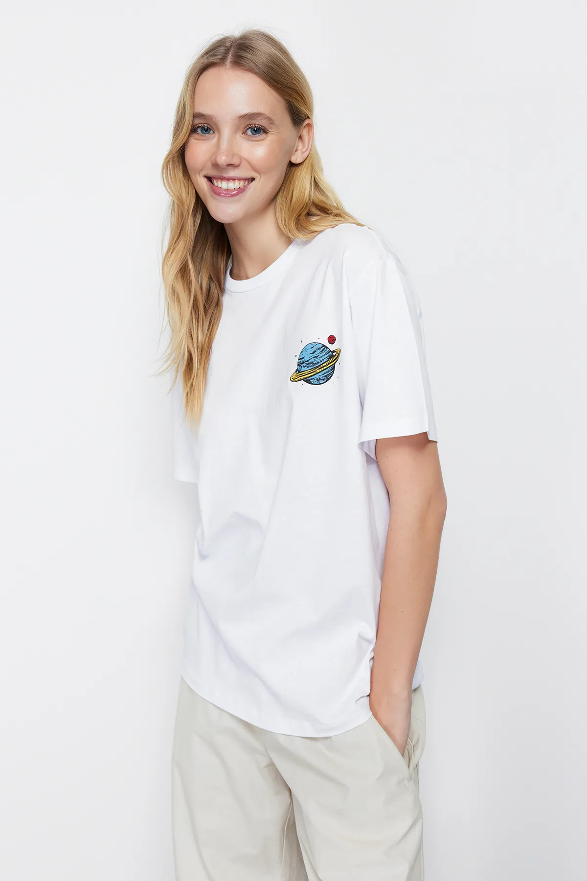 Trendyol Collection  Galaxi bedrucktes weißes T-Shirt im Boyfriend-Fit – 100 % Baumwolle, Rundhalsausschnitt – TWOSS23TS00257