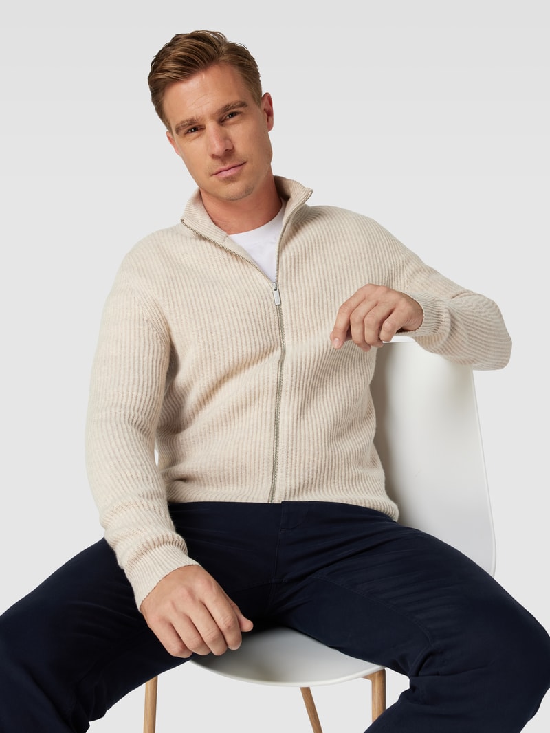 Strickjacke aus Schurwolle mit Stehkragen in sand meliert