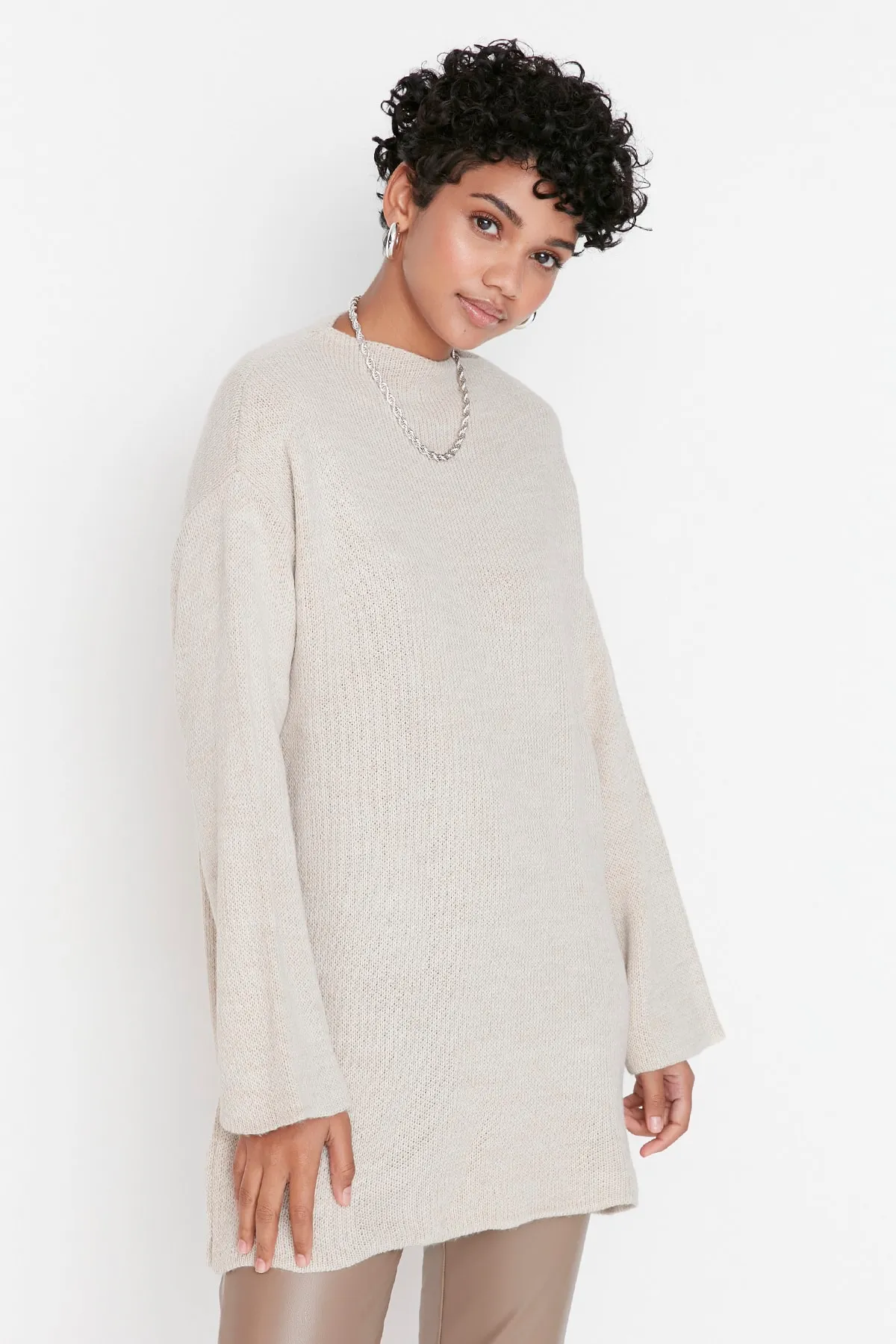Trendyol Modest  Beiger, musterloser Strickpullover mit Rundhalsausschnitt TCTAW23KZ00011