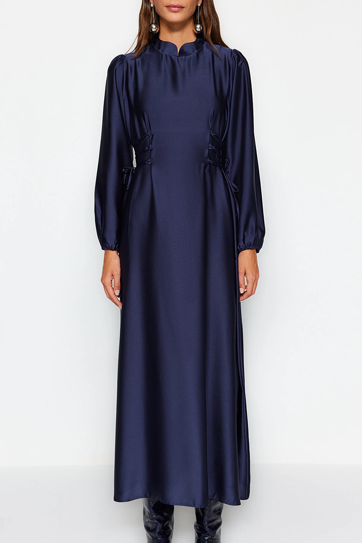 Trendyol Modest  Marineblaues Abendkleid aus Satin mit Taillengürtel TCTSS23DB00037