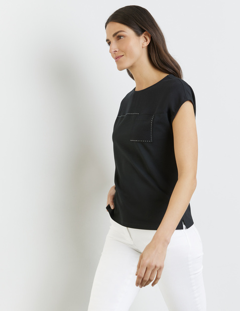 T-Shirt mit Material-Patch und Ziersteinchen